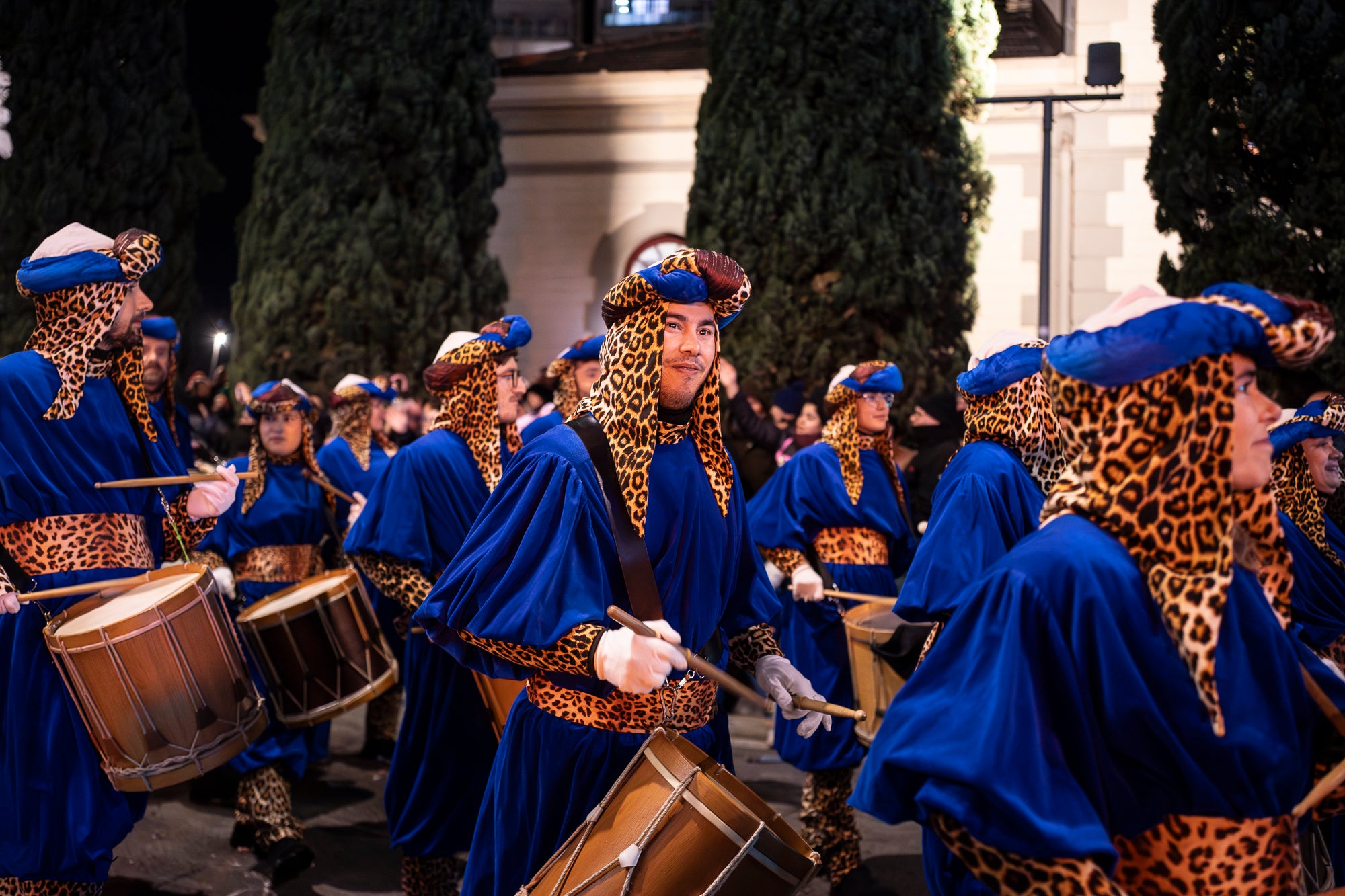 Un any més Ses Majestats els Reis d'Orient han arribat a la ciutat per portar màgia i alegria a tots els infants de Terrassa. Enguany, la Cavalcada de Reis ha estat marcada per les baixes temperatures, les quals van provocar nevades a La Mola i Matadepera. Tot i això, milers de persones es van llençar als carrers per donar una càlida benvinguda a Melcior, Gaspar i Baltasar | Mireia Comas