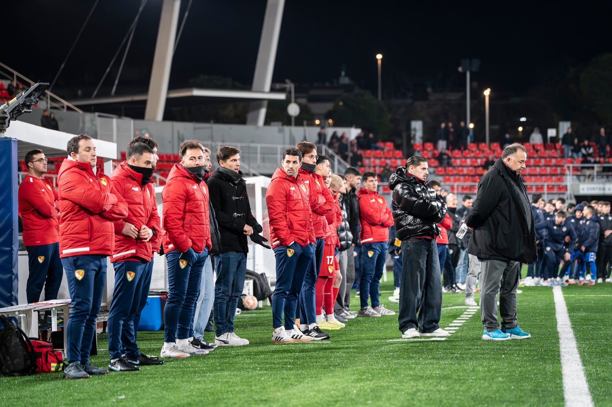 El futbol ha estat cruel amb el Terrassa FC. L’equip d’Oriol Alsina ha fet un gran partit i ha competit molt bé contra un equip que és líder de Primera Federació, el CE Sabadell, però ha acabat perdent a la tanda de penals dels quarts de final de la Copa Catalunya. Els egarencs han completat una gran primera meitat per marxar al descans amb dos gols d’avantatge. Tot i això, els arlequinats han remuntat a la segona. Ortega primer, i Godoy quan faltaven deu segons perquè acabés l’encontre, han posat l’empat al marcador. Ja després, Aythami i Barrero han fallat els seus penals i el conjunt arlequinat ha completat la remuntada.