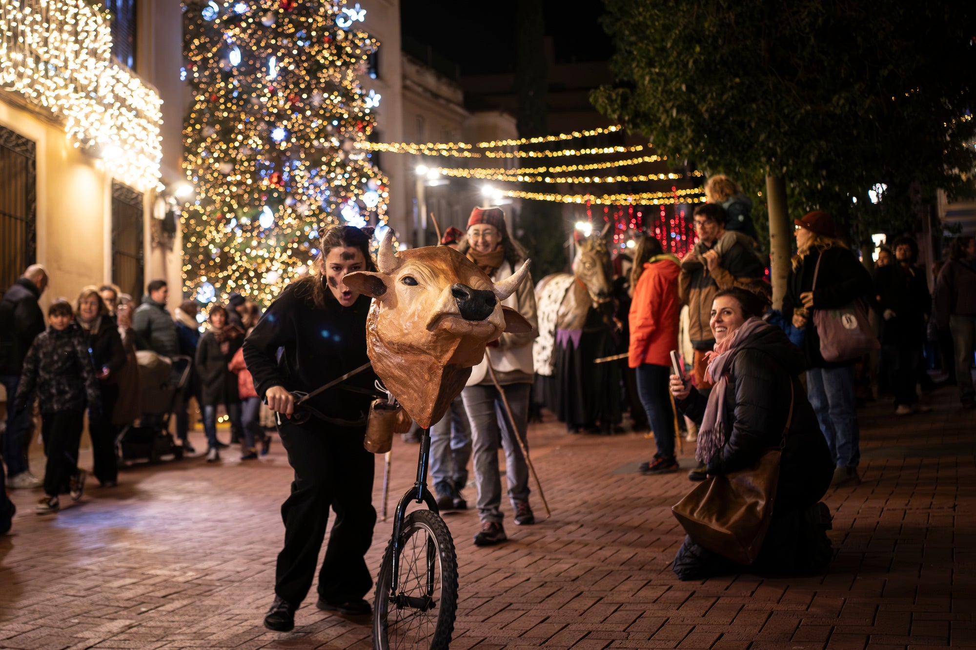 El Raval de Montserrat ha estat l’epicentre de la Segona Baixada de les Vaques, un acte festiu i popular que ha captivat l’esperit local amb la seva combinació de tradició, cultura i diversió. La jornada combina cercavila, música, ambient festiu i un sopar popular a Cal Reig, en un esdeveniment que és totalment obert i participatiu. La Mulassa i Gegants Bojos i, com no, les vaques amb els seus pastors, han estat els protagonistes