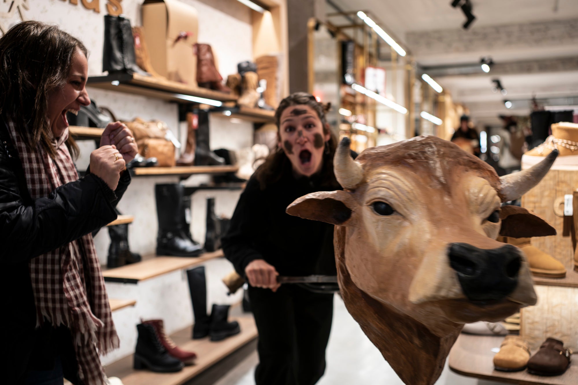 El Raval de Montserrat ha estat l’epicentre de la Segona Baixada de les Vaques, un acte festiu i popular que ha captivat l’esperit local amb la seva combinació de tradició, cultura i diversió. La jornada combina cercavila, música, ambient festiu i un sopar popular a Cal Reig, en un esdeveniment que és totalment obert i participatiu. La Mulassa i Gegants Bojos i, com no, les vaques amb els seus pastors, han estat els protagonistes