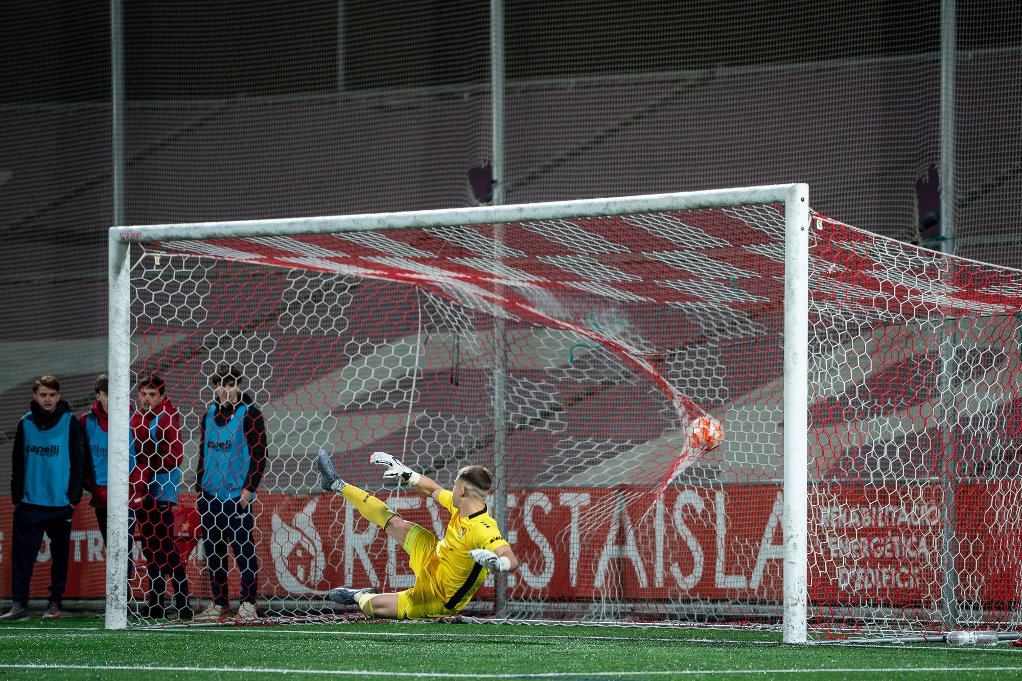 El futbol ha estat cruel amb el Terrassa FC. L’equip d’Oriol Alsina ha fet un gran partit i ha competit molt bé contra un equip que és líder de Primera Federació, el CE Sabadell, però ha acabat perdent a la tanda de penals dels quarts de final de la Copa Catalunya. Els egarencs han completat una gran primera meitat per marxar al descans amb dos gols d’avantatge. Tot i això, els arlequinats han remuntat a la segona. Ortega primer, i Godoy quan faltaven deu segons perquè acabés l’encontre, han posat l’empat al marcador. Ja després, Aythami i Barrero han fallat els seus penals i el conjunt arlequinat ha completat la remuntada.