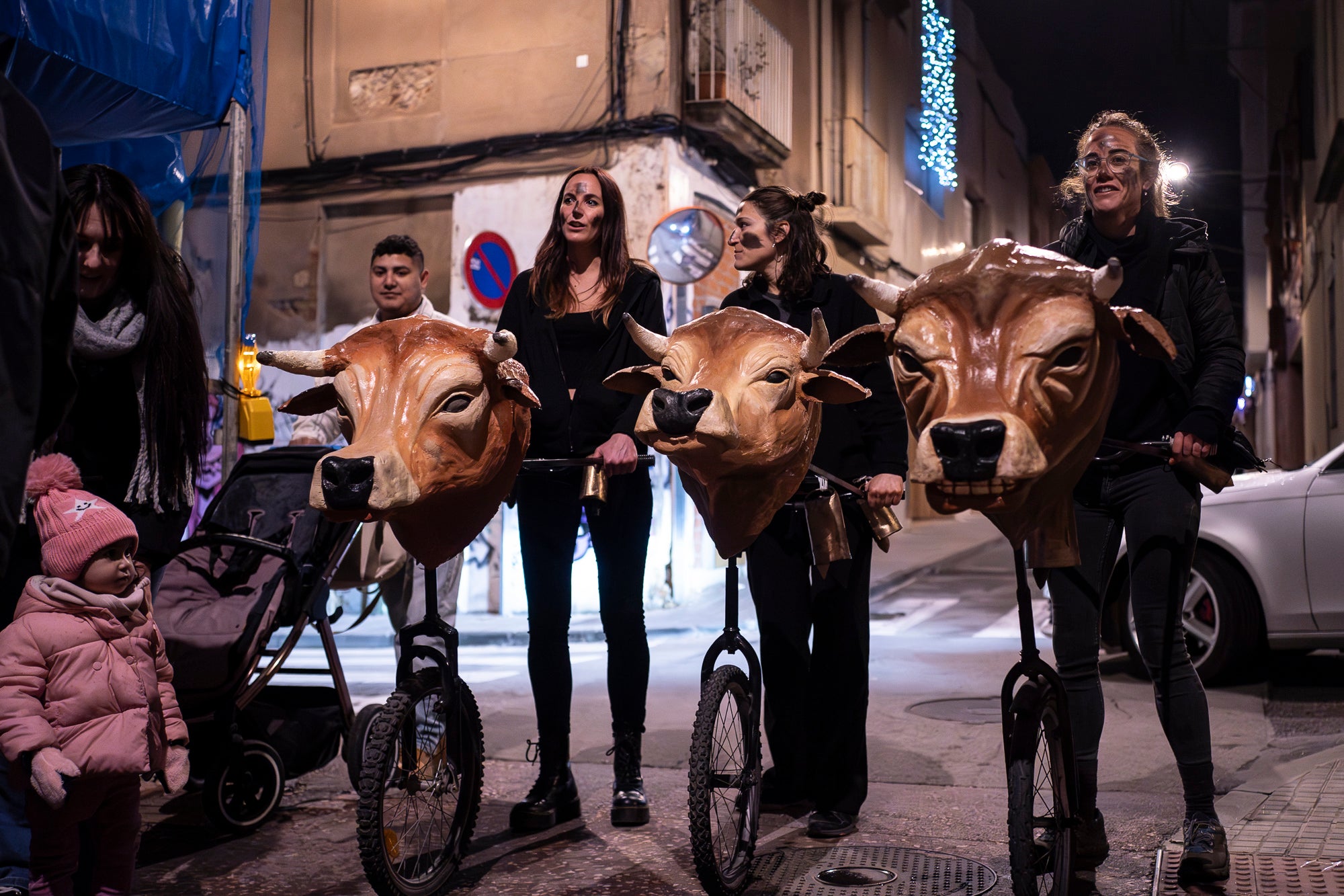 El Raval de Montserrat ha estat l’epicentre de la Segona Baixada de les Vaques, un acte festiu i popular que ha captivat l’esperit local amb la seva combinació de tradició, cultura i diversió. La jornada combina cercavila, música, ambient festiu i un sopar popular a Cal Reig, en un esdeveniment que és totalment obert i participatiu. La Mulassa i Gegants Bojos i, com no, les vaques amb els seus pastors, han estat els protagonistes