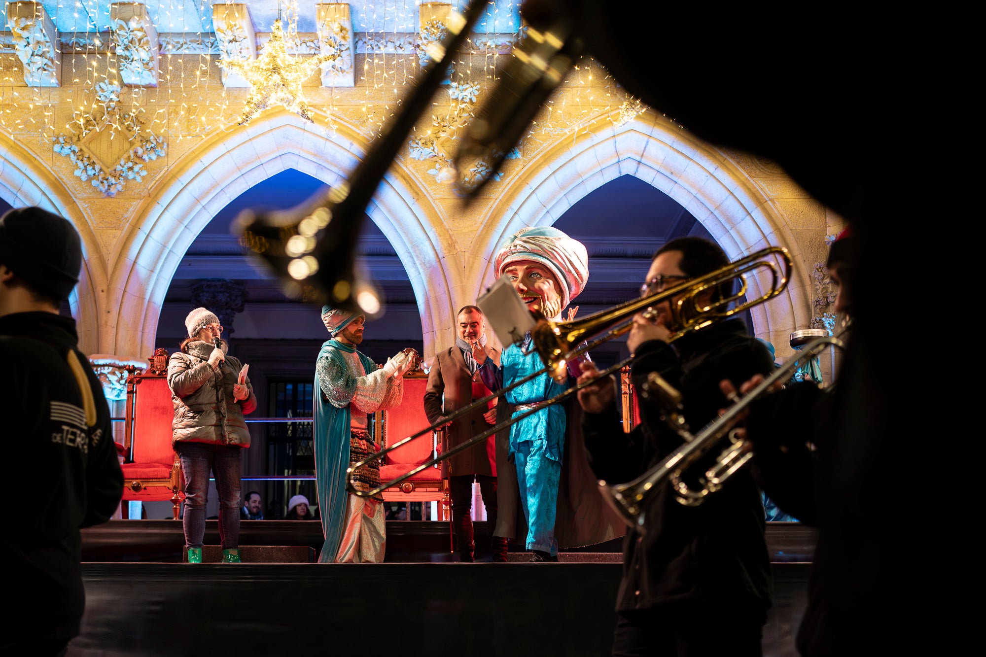 Un any més Ses Majestats els Reis d'Orient han arribat a la ciutat per portar màgia i alegria a tots els infants de Terrassa. Enguany, la Cavalcada de Reis ha estat marcada per les baixes temperatures, les quals van provocar nevades a La Mola i Matadepera. Tot i això, milers de persones es van llençar als carrers per donar una càlida benvinguda a Melcior, Gaspar i Baltasar | Mireia Comas