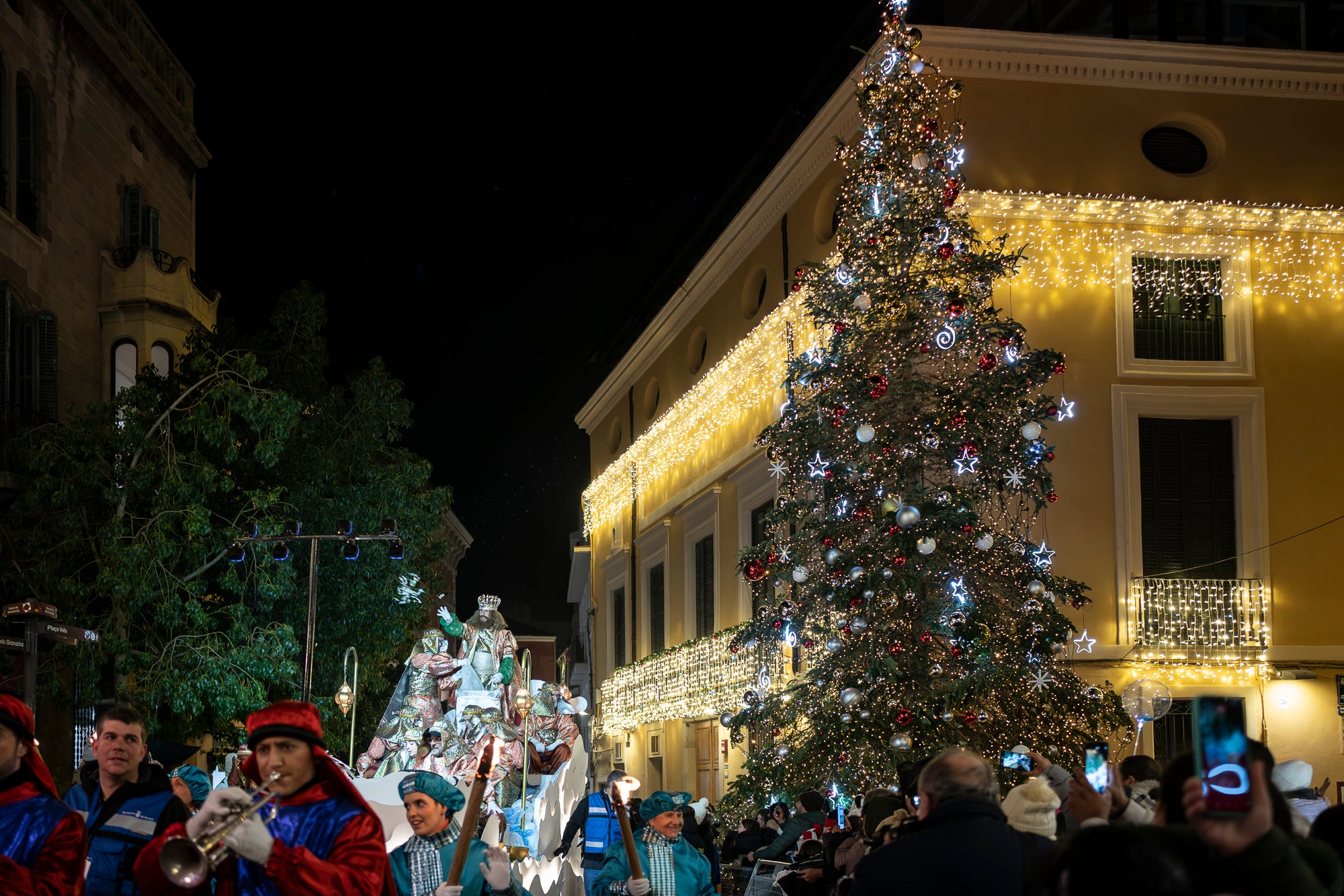 Un any més Ses Majestats els Reis d'Orient han arribat a la ciutat per portar màgia i alegria a tots els infants de Terrassa. Enguany, la Cavalcada de Reis ha estat marcada per les baixes temperatures, les quals van provocar nevades a La Mola i Matadepera. Tot i això, milers de persones es van llençar als carrers per donar una càlida benvinguda a Melcior, Gaspar i Baltasar | Mireia Comas