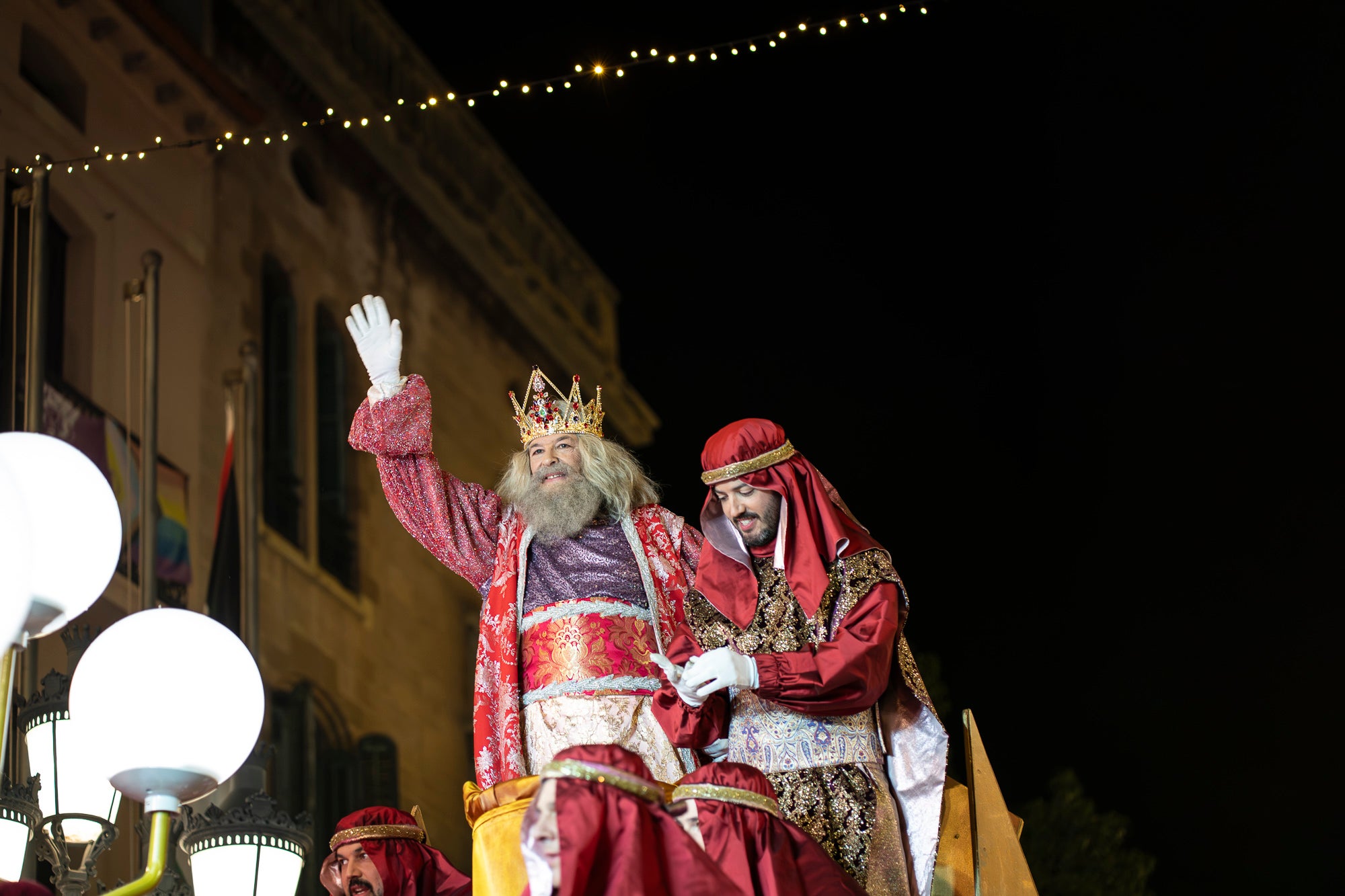 Un any més Ses Majestats els Reis d'Orient han arribat a la ciutat per portar màgia i alegria a tots els infants de Terrassa. Enguany, la Cavalcada de Reis ha estat marcada per les baixes temperatures, les quals van provocar nevades a La Mola i Matadepera. Tot i això, milers de persones es van llençar als carrers per donar una càlida benvinguda a Melcior, Gaspar i Baltasar | Mireia Comas