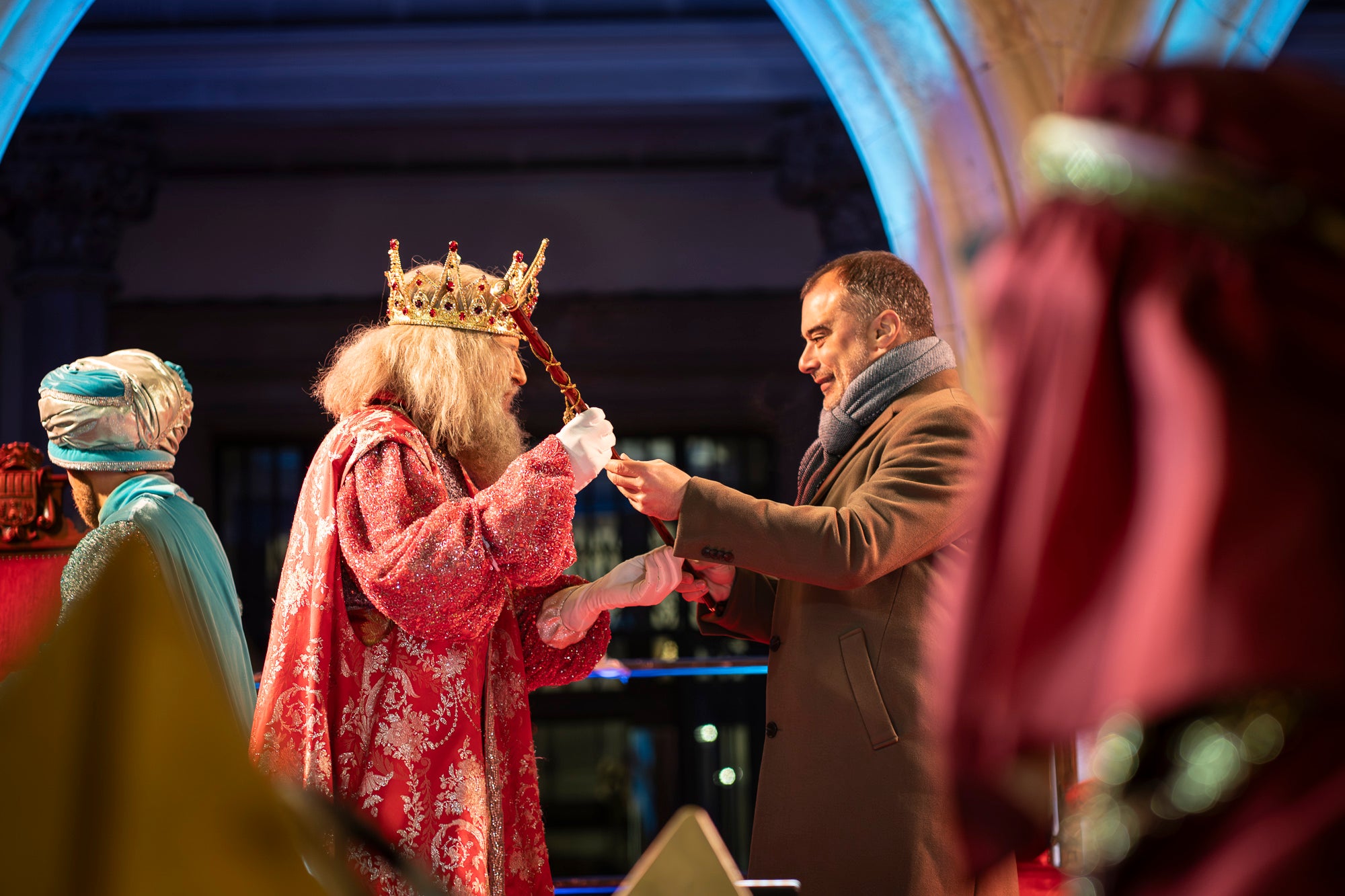 Un any més Ses Majestats els Reis d'Orient han arribat a la ciutat per portar màgia i alegria a tots els infants de Terrassa. Enguany, la Cavalcada de Reis ha estat marcada per les baixes temperatures, les quals van provocar nevades a La Mola i Matadepera. Tot i això, milers de persones es van llençar als carrers per donar una càlida benvinguda a Melcior, Gaspar i Baltasar | Mireia Comas