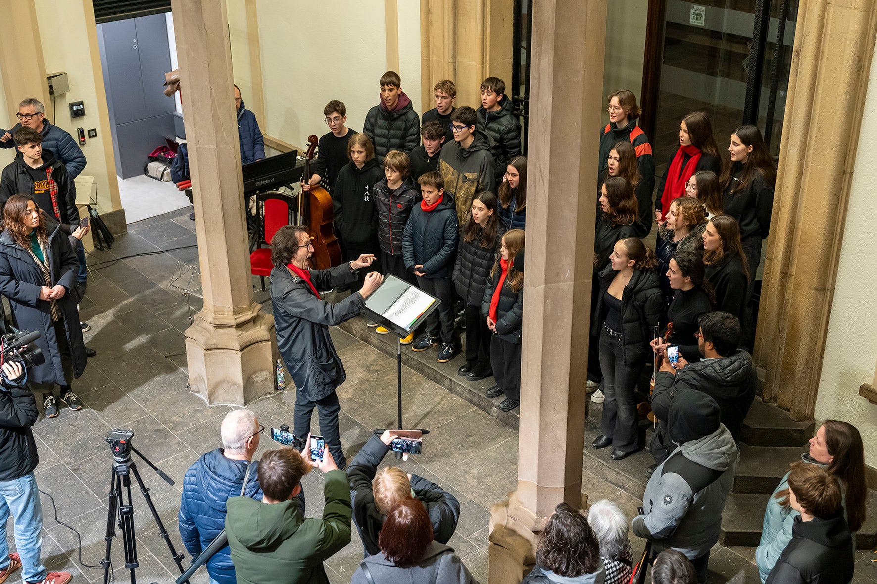 Terrassa celebra l’acte institucional amb motiu del Dia Internacional de Commemoració en Memòria de les Víctimes de l’Holocaust. Enguany, la commemoració ha coincidit amb el 81è aniversari de l’alliberament del camp d’extermini d’Auschwitz. L’acte ha comptat amb la participació d’alumnes de l’Institut Montserrat Roig, Institut Torre del Palau, Institut Can Roca i Institut-Escola Pere Viver, així com de representants del teixit associatiu. Tots ells van intervenir en l’encesa d’espelmes en record del poble jueu; de les persones perseguides per motius polítics, especialment els republicans espanyols assassinats; del poble gitano; de les persones amb discapacitat; de les víctimes perseguides per raó de la seva orientació sexual; de les persones perseguides per motius religiosos, i dels testimonis de Jehovà. 