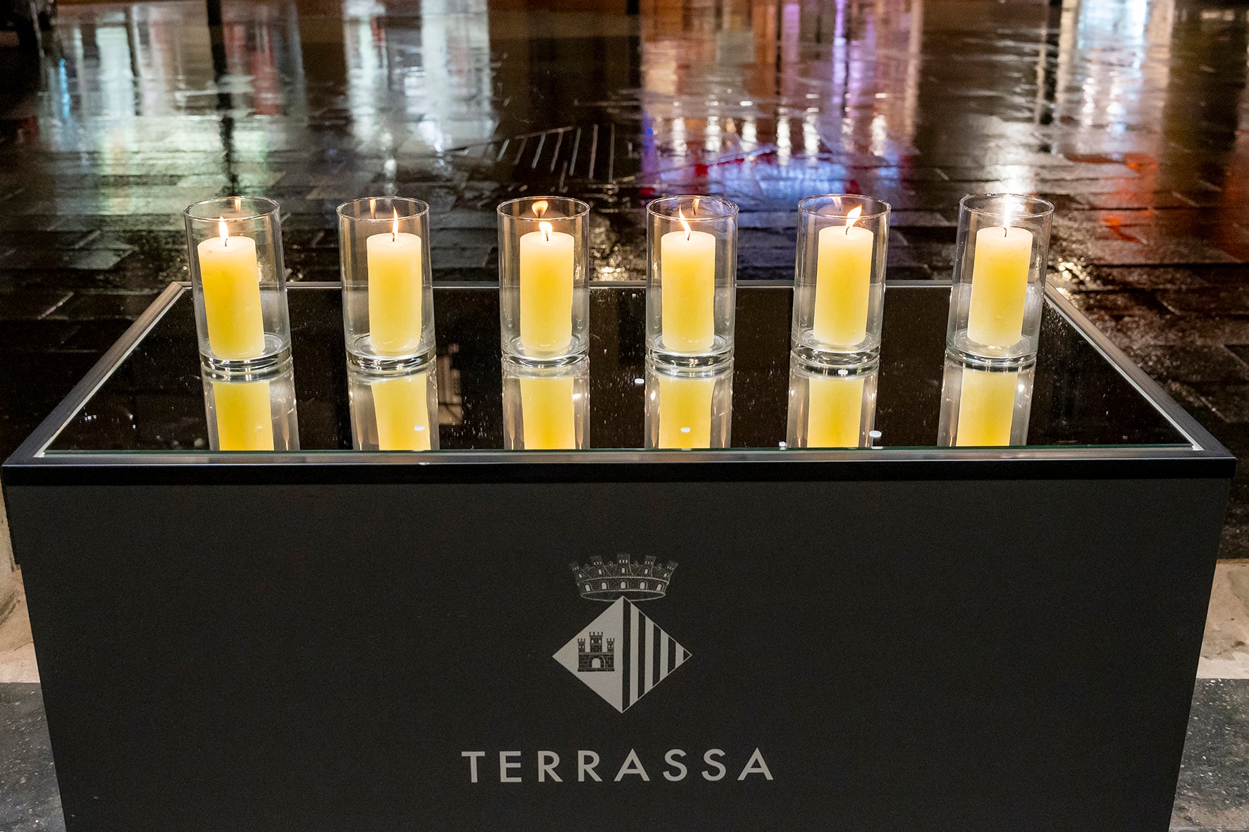 Terrassa celebra l’acte institucional amb motiu del Dia Internacional de Commemoració en Memòria de les Víctimes de l’Holocaust. Enguany, la commemoració ha coincidit amb el 81è aniversari de l’alliberament del camp d’extermini d’Auschwitz. L’acte ha comptat amb la participació d’alumnes de l’Institut Montserrat Roig, Institut Torre del Palau, Institut Can Roca i Institut-Escola Pere Viver, així com de representants del teixit associatiu. Tots ells van intervenir en l’encesa d’espelmes en record del poble jueu; de les persones perseguides per motius polítics, especialment els republicans espanyols assassinats; del poble gitano; de les persones amb discapacitat; de les víctimes perseguides per raó de la seva orientació sexual; de les persones perseguides per motius religiosos, i dels testimonis de Jehovà. 