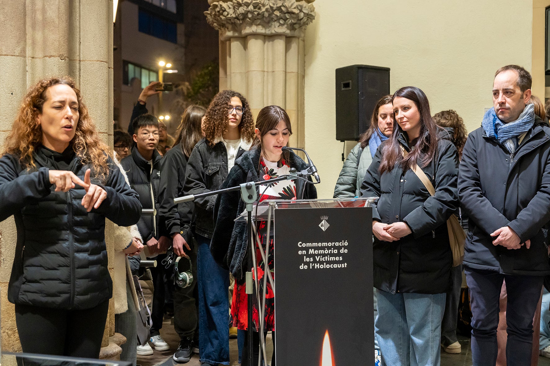 Terrassa celebra l’acte institucional amb motiu del Dia Internacional de Commemoració en Memòria de les Víctimes de l’Holocaust. Enguany, la commemoració ha coincidit amb el 81è aniversari de l’alliberament del camp d’extermini d’Auschwitz. L’acte ha comptat amb la participació d’alumnes de l’Institut Montserrat Roig, Institut Torre del Palau, Institut Can Roca i Institut-Escola Pere Viver, així com de representants del teixit associatiu. Tots ells van intervenir en l’encesa d’espelmes en record del poble jueu; de les persones perseguides per motius polítics, especialment els republicans espanyols assassinats; del poble gitano; de les persones amb discapacitat; de les víctimes perseguides per raó de la seva orientació sexual; de les persones perseguides per motius religiosos, i dels testimonis de Jehovà. 