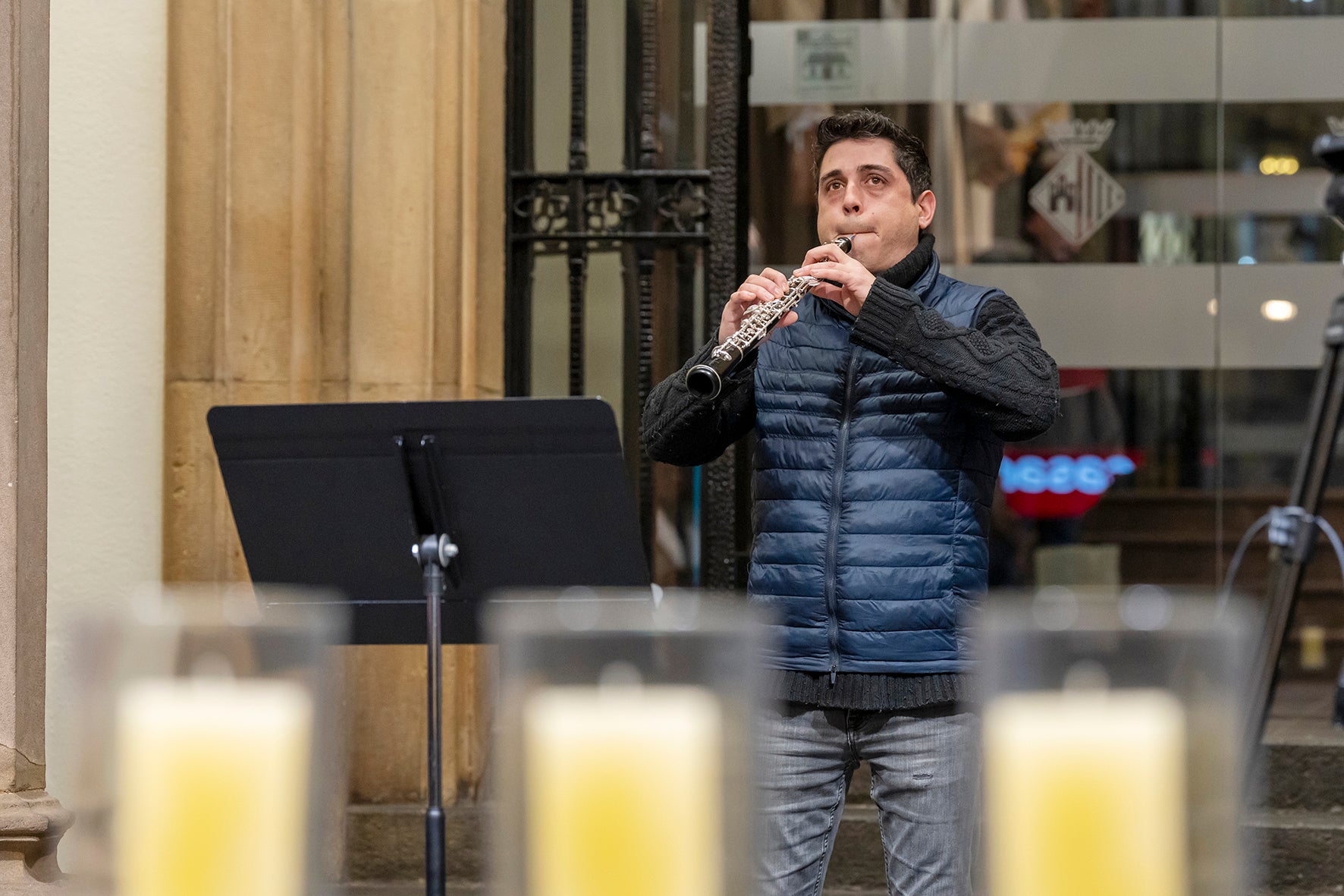 Terrassa celebra l’acte institucional amb motiu del Dia Internacional de Commemoració en Memòria de les Víctimes de l’Holocaust. Enguany, la commemoració ha coincidit amb el 81è aniversari de l’alliberament del camp d’extermini d’Auschwitz. L’acte ha comptat amb la participació d’alumnes de l’Institut Montserrat Roig, Institut Torre del Palau, Institut Can Roca i Institut-Escola Pere Viver, així com de representants del teixit associatiu. Tots ells van intervenir en l’encesa d’espelmes en record del poble jueu; de les persones perseguides per motius polítics, especialment els republicans espanyols assassinats; del poble gitano; de les persones amb discapacitat; de les víctimes perseguides per raó de la seva orientació sexual; de les persones perseguides per motius religiosos, i dels testimonis de Jehovà. 