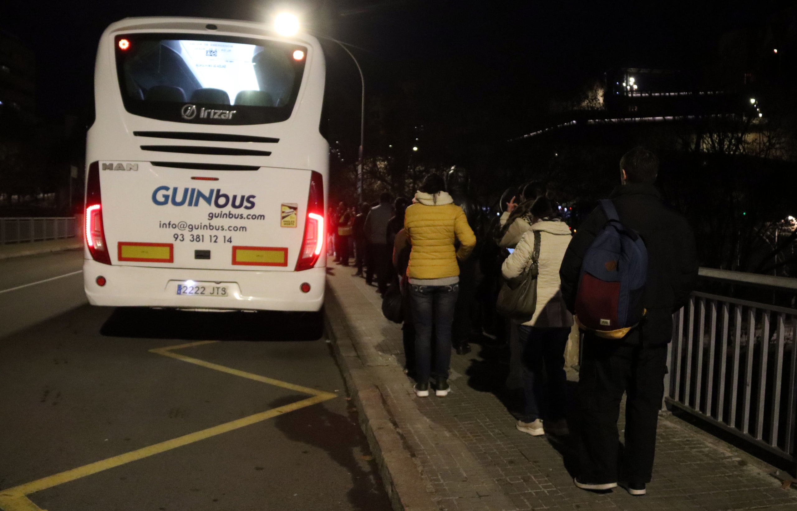 Persones fent cua per pujar el bus de Manresa a Terrassa | ACN 