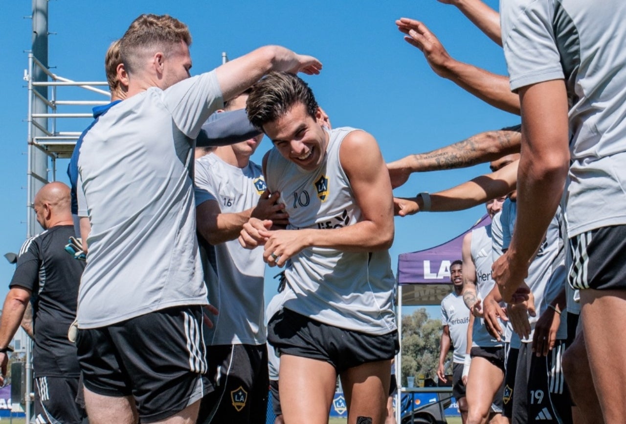 Riqui Puig felicitat pels seus companys d'equip al seu retorn als entrenaments aquest 2026 | LA Galaxy