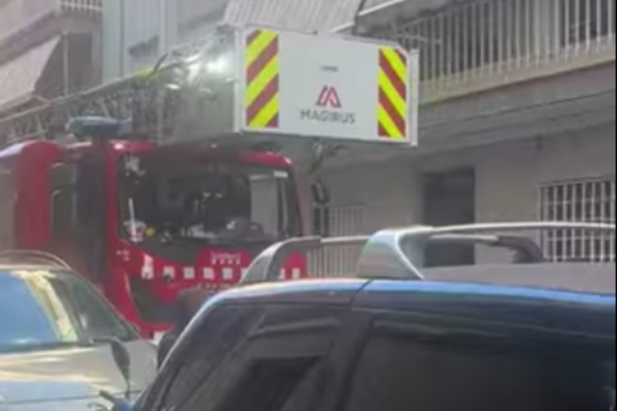 El foc al quadre elèctric d'un edifici deixa uns veïns sense llum | Cedides