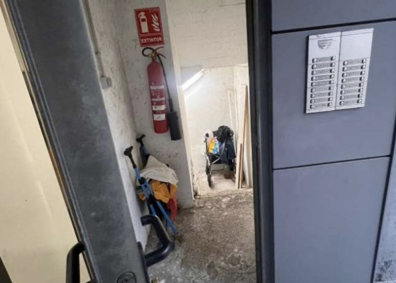 Sala dels comptadors de la llum ocupada i persones malvivint no permeten l’accés al veïns ni a la companyia
Endesa | Cedida