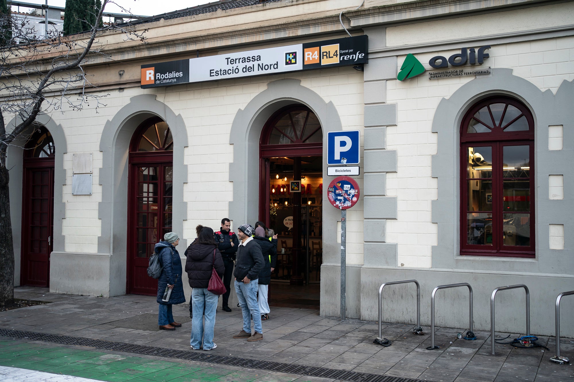 Usuaris de Rodalies s'informen amb el personal de Renfe a l'Estació del Nord de Terrassa per la suspensió del servei a causa de l'accident a Gelida | Mireia Comas