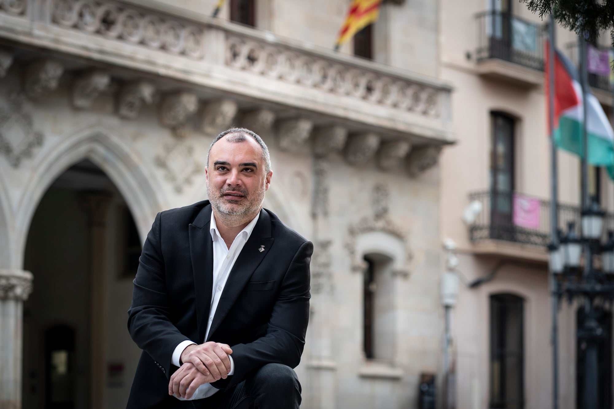 L'alcalde de Terrassa, Jordi Ballart, al Raval de Montserrat davant de l'Ajuntament abans de l'entrevista | Mireia Comas