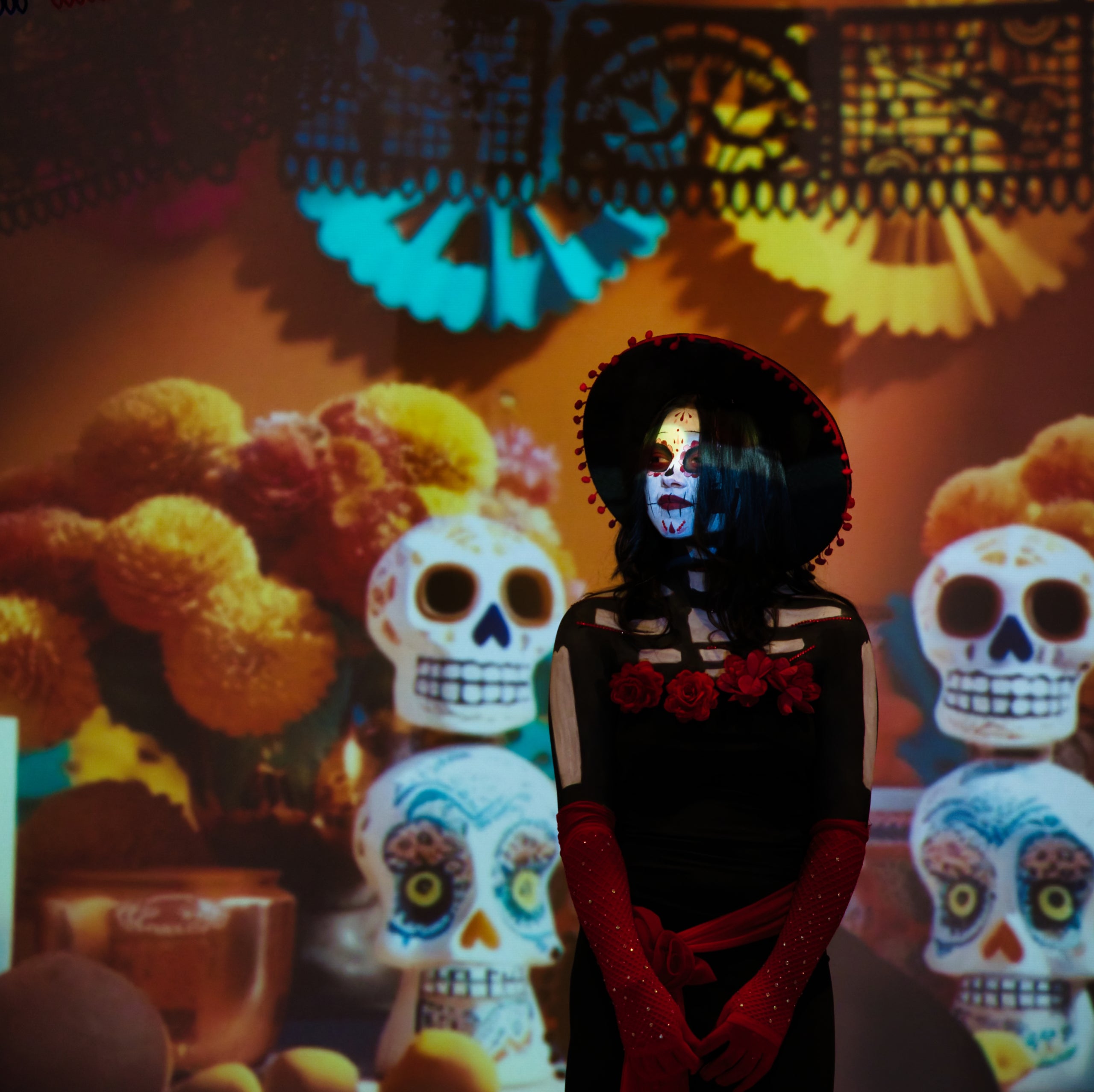 La setmana passada l'IES Terrassa va celebrar una jornada per unir la nostra ciutat amb Mèxic. Alumnes dels departaments d'Imatge Personal i Tèxtil van treballar per organitzar una desfilada de Catrines, una vestimenta que s'utilitza al país llatinoamericà pel dia dels morts | Jordi Rodoreda