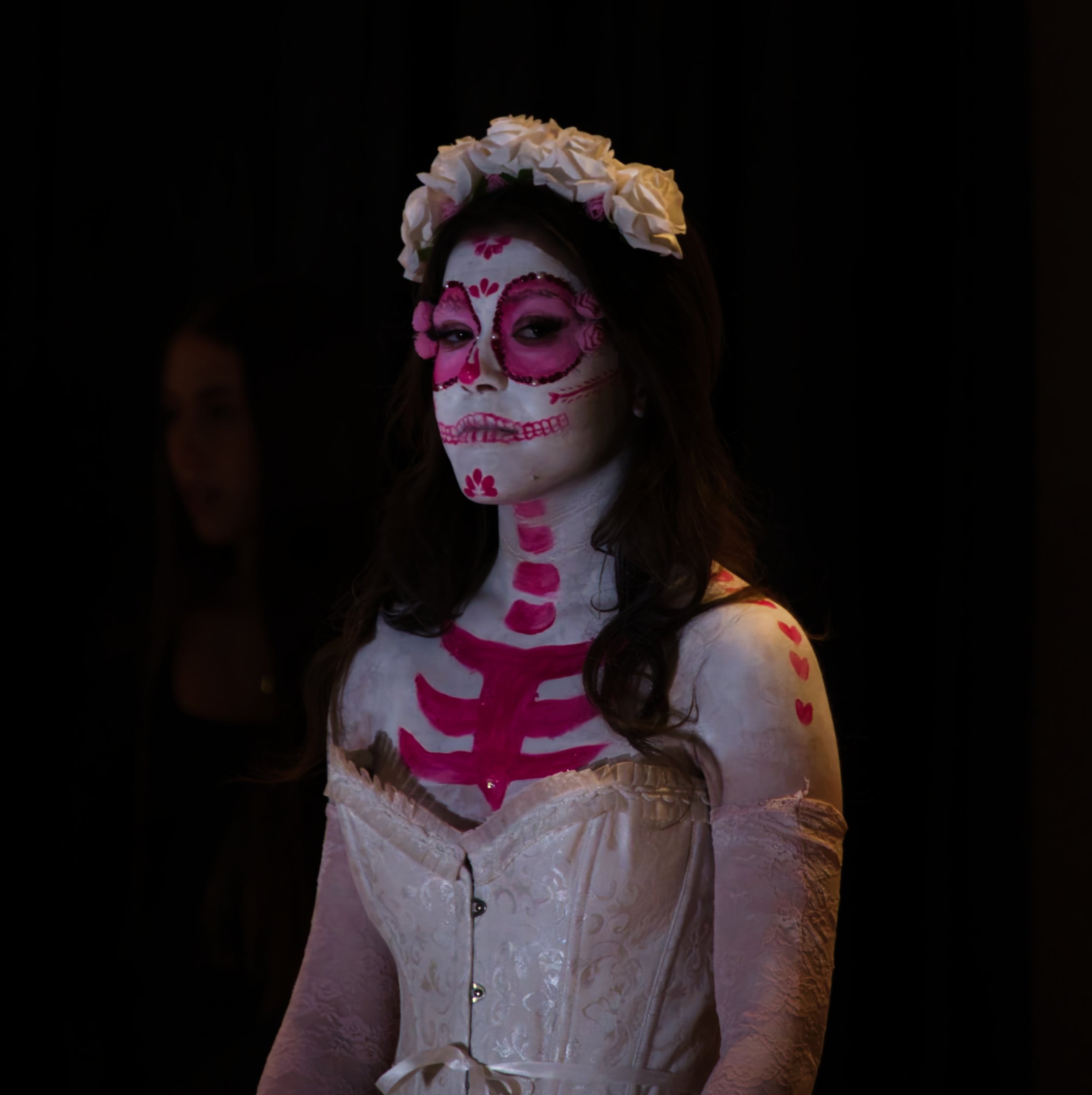 La setmana passada l'IES Terrassa va celebrar una jornada per unir la nostra ciutat amb Mèxic. Alumnes dels departaments d'Imatge Personal i Tèxtil van treballar per organitzar una desfilada de Catrines, una vestimenta que s'utilitza al país llatinoamericà pel dia dels morts | Jordi Rodoreda