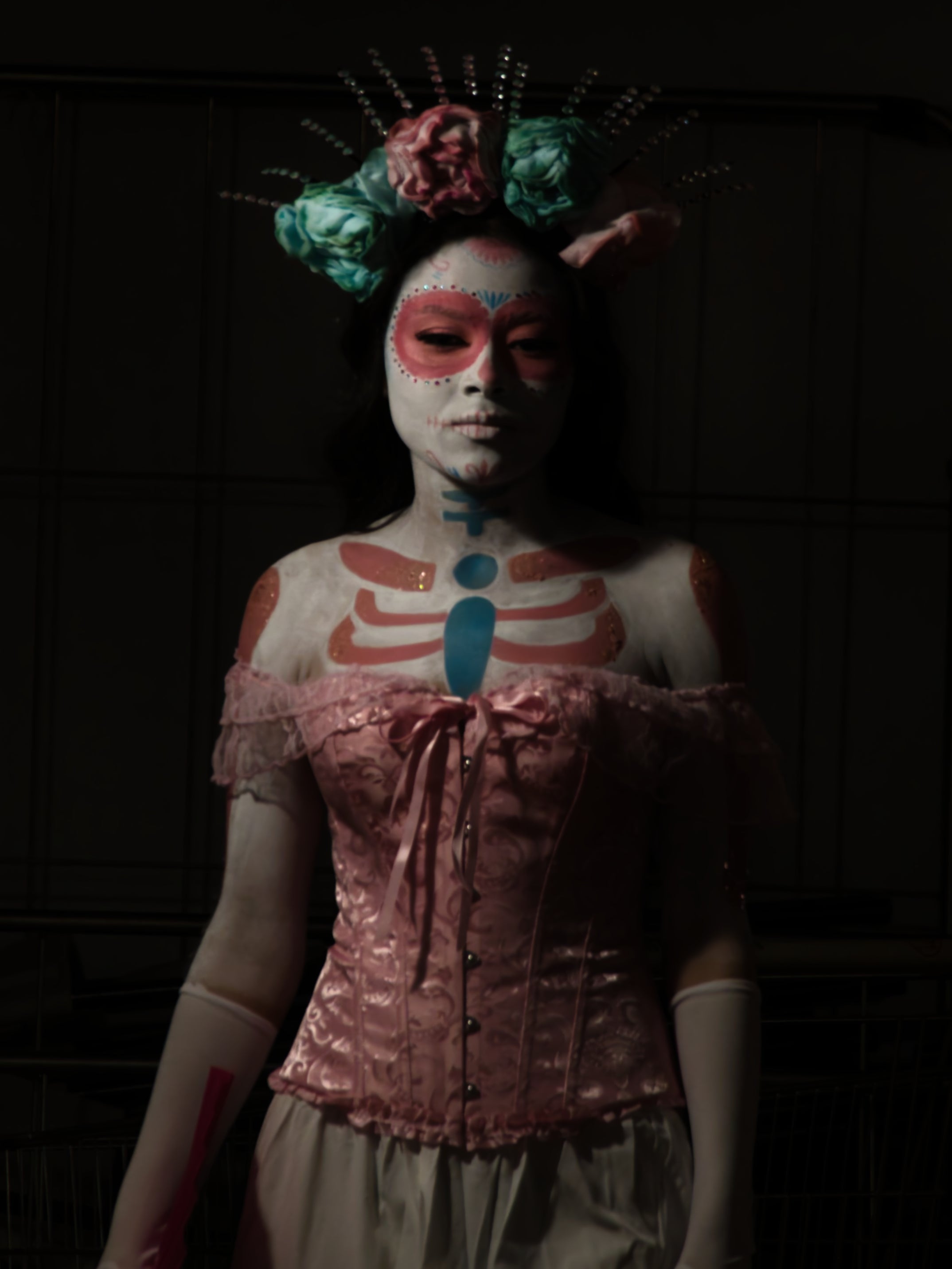 La setmana passada l'IES Terrassa va celebrar una jornada per unir la nostra ciutat amb Mèxic. Alumnes dels departaments d'Imatge Personal i Tèxtil van treballar per organitzar una desfilada de Catrines, una vestimenta que s'utilitza al país llatinoamericà pel dia dels morts | Jordi Rodoreda