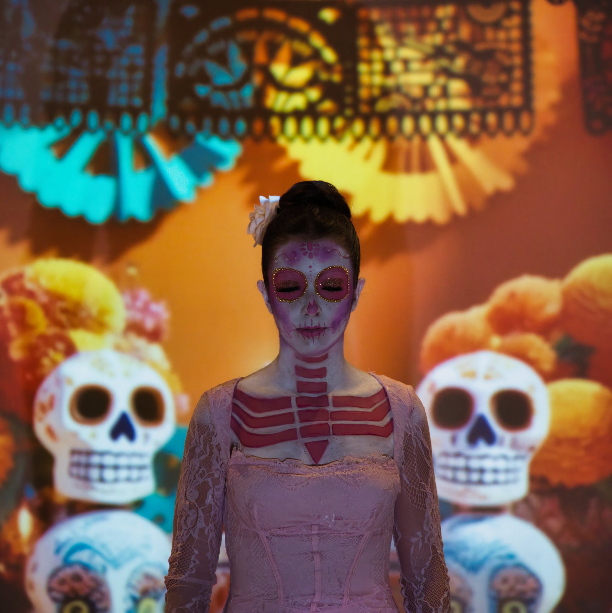 La setmana passada l'IES Terrassa va celebrar una jornada per unir la nostra ciutat amb Mèxic. Alumnes dels departaments d'Imatge Personal i Tèxtil van treballar per organitzar una desfilada de Catrines, una vestimenta que s'utilitza al país llatinoamericà pel dia dels morts | Jordi Rodoreda