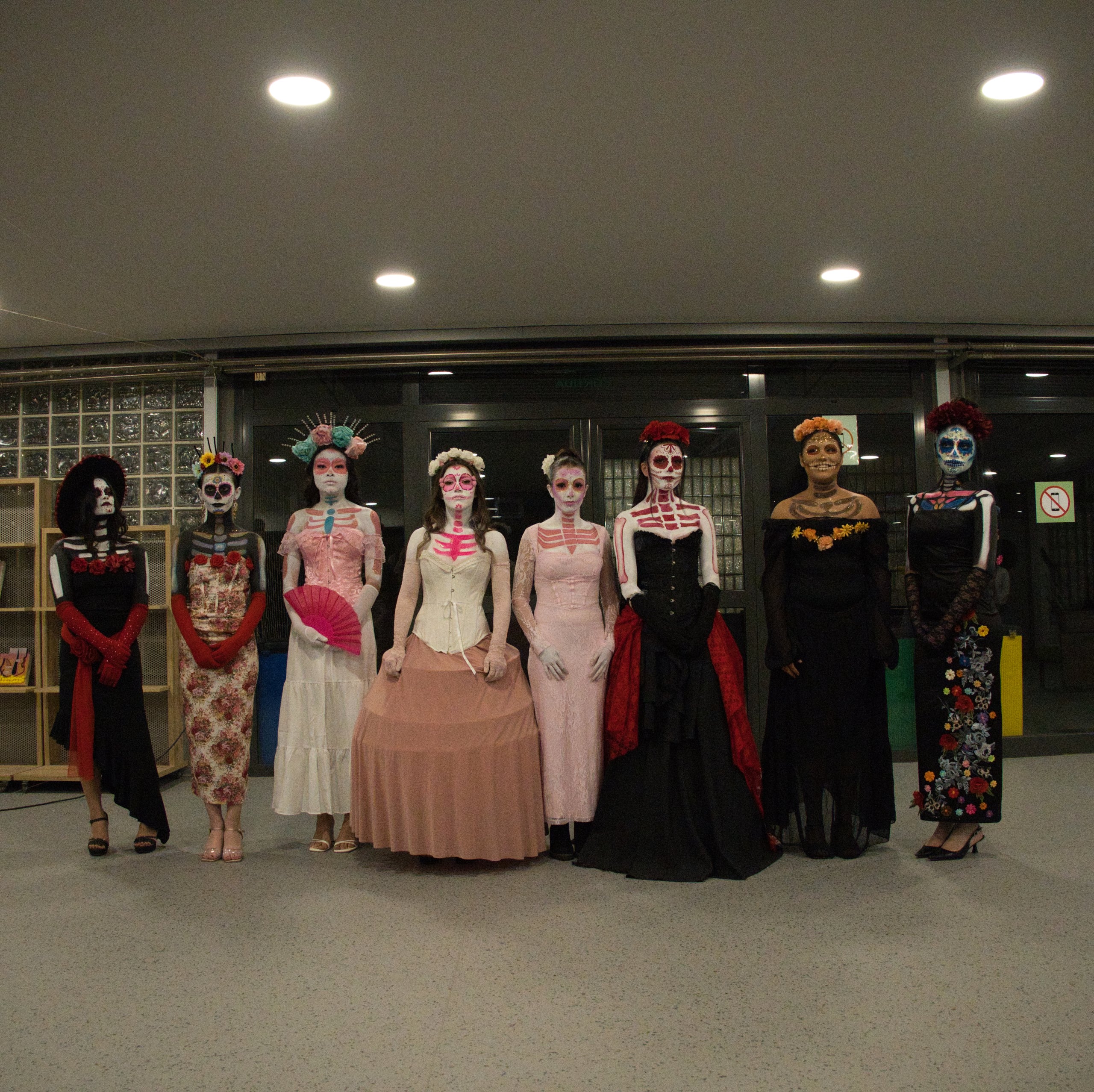 La setmana passada l'IES Terrassa va celebrar una jornada per unir la nostra ciutat amb Mèxic. Alumnes dels departaments d'Imatge Personal i Tèxtil van treballar per organitzar una desfilada de Catrines, una vestimenta que s'utilitza al país llatinoamericà pel dia dels morts | Jordi Rodoreda