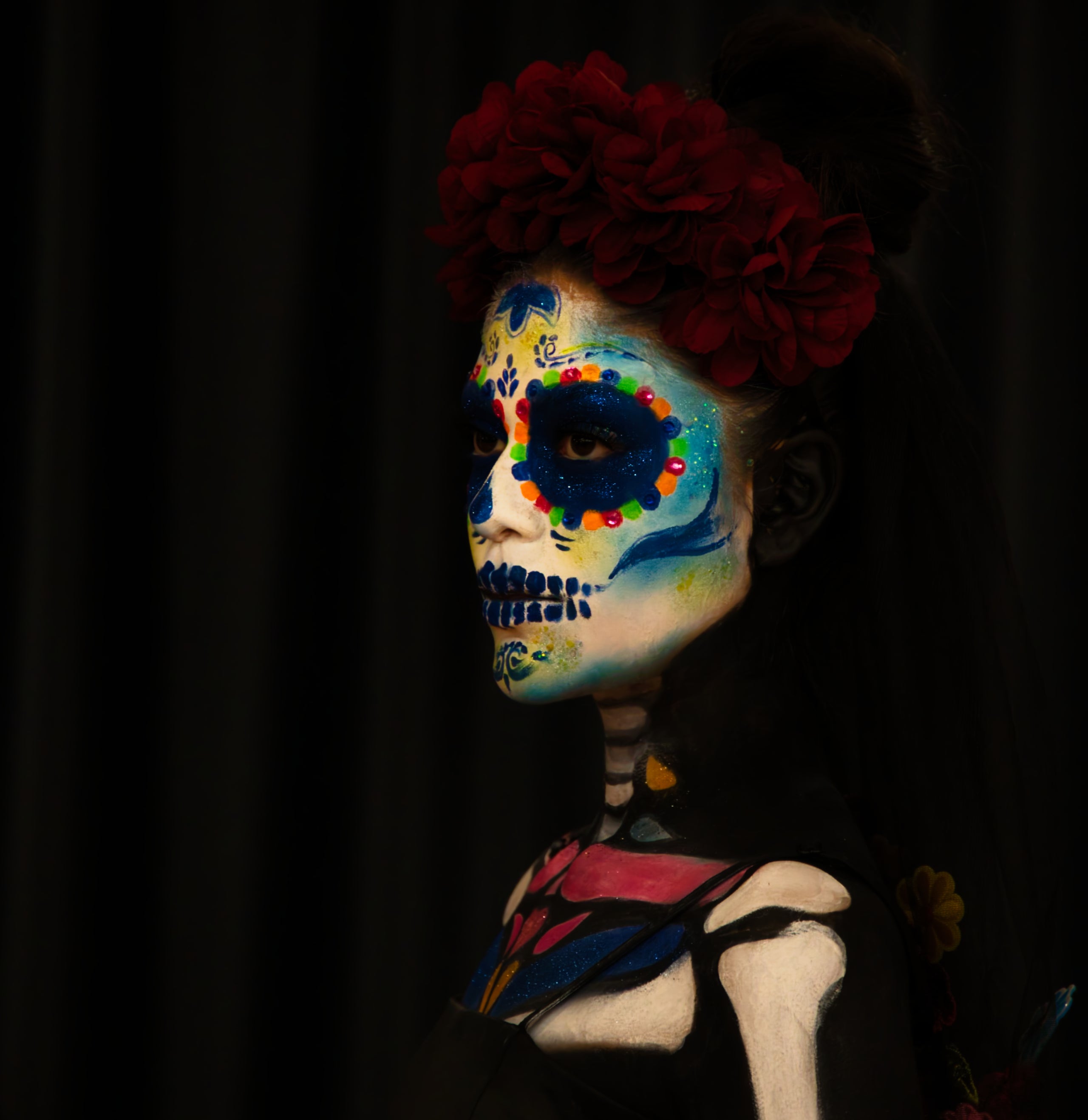 La setmana passada l'IES Terrassa va celebrar una jornada per unir la nostra ciutat amb Mèxic. Alumnes dels departaments d'Imatge Personal i Tèxtil van treballar per organitzar una desfilada de Catrines, una vestimenta que s'utilitza al país llatinoamericà pel dia dels morts | Jordi Rodoreda