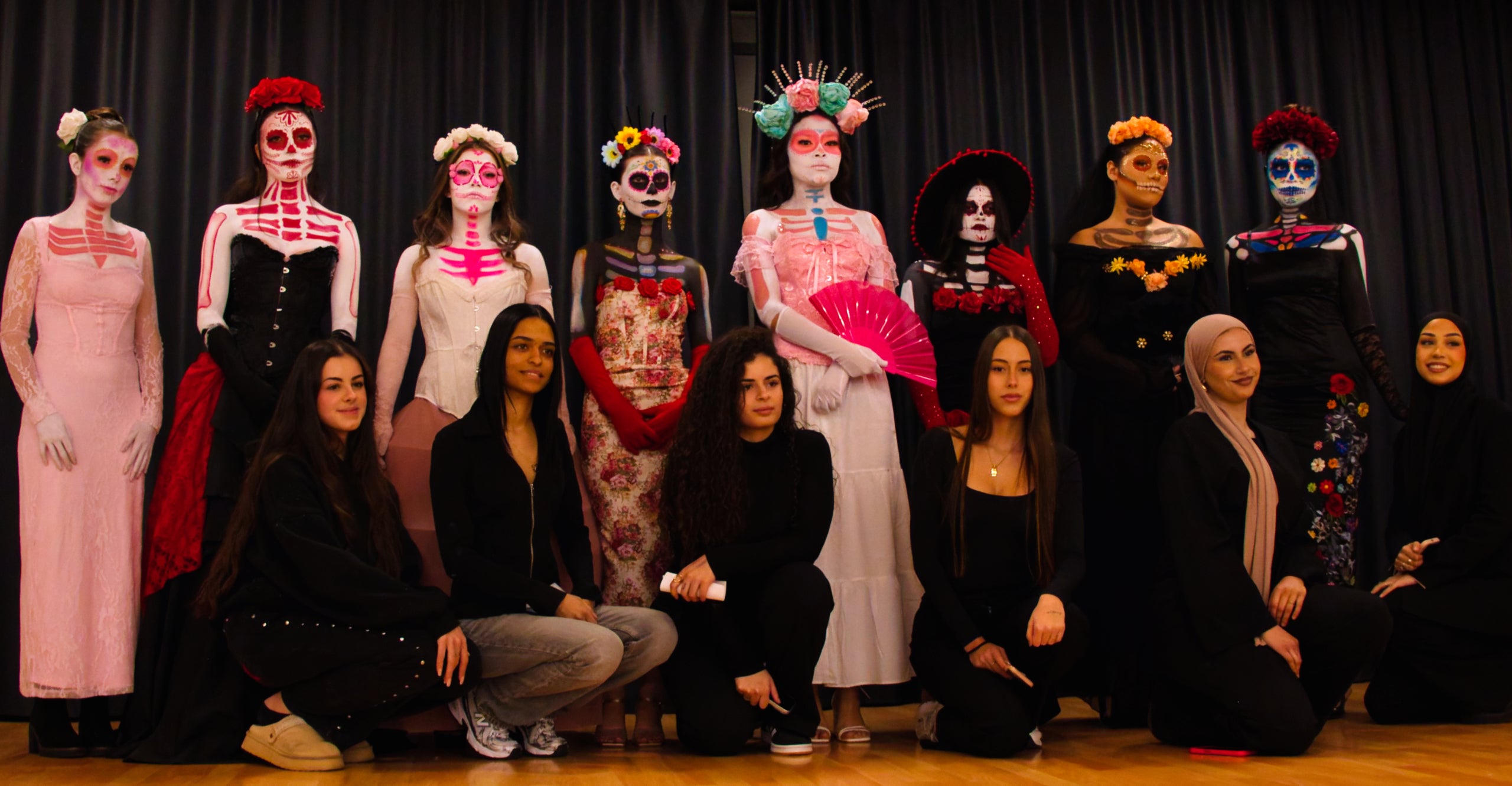 La setmana passada l'IES Terrassa va celebrar una jornada per unir la nostra ciutat amb Mèxic. Alumnes dels departaments d'Imatge Personal i Tèxtil van treballar per organitzar una desfilada de Catrines, una vestimenta que s'utilitza al país llatinoamericà pel dia dels morts | Jordi Rodoreda