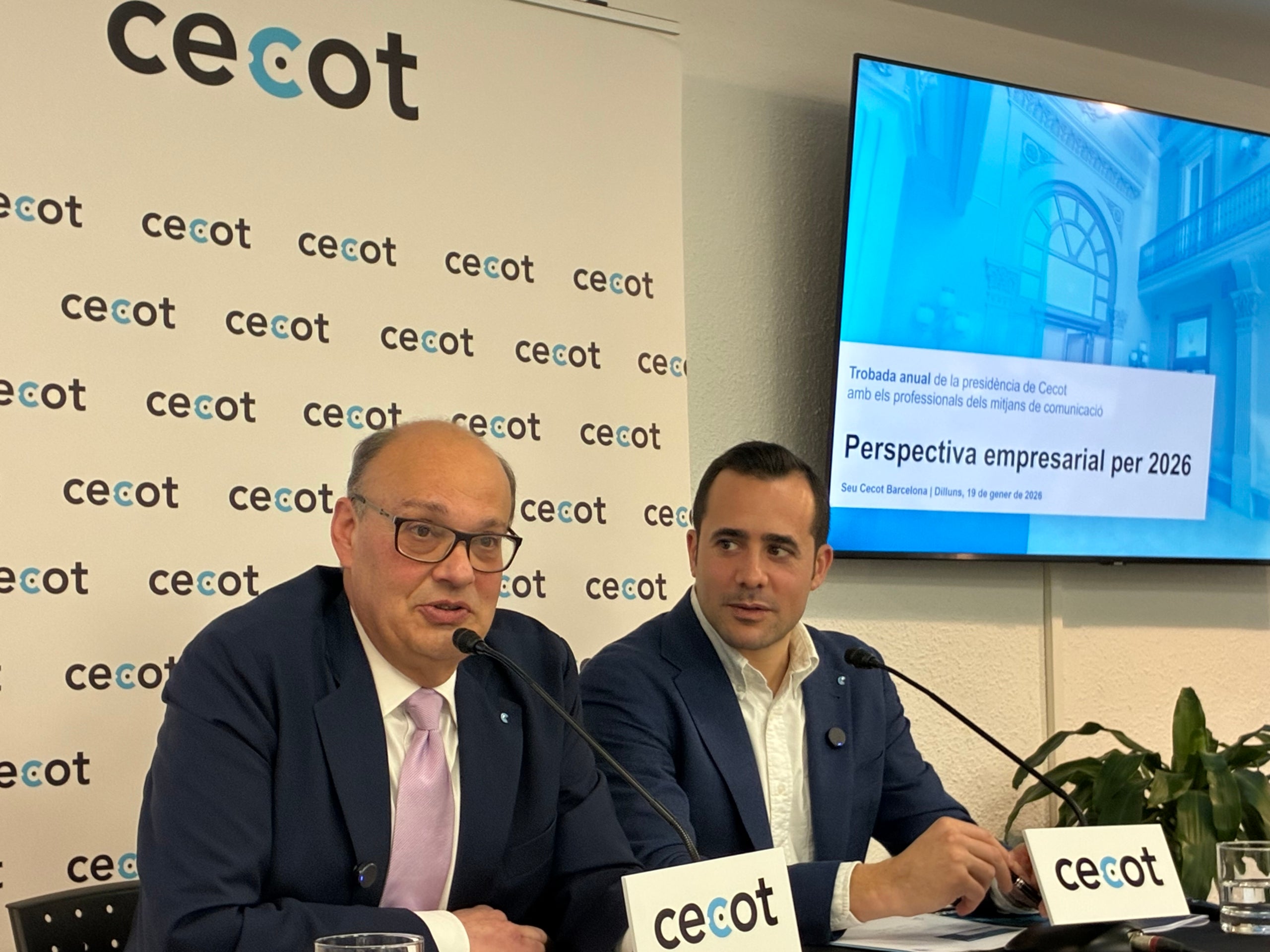 El president de la Cecot, Xavier. Panés, i el secretari general, Oriol Alba, en les previsions del 2026 a Barcelona | Vicenç Batalla