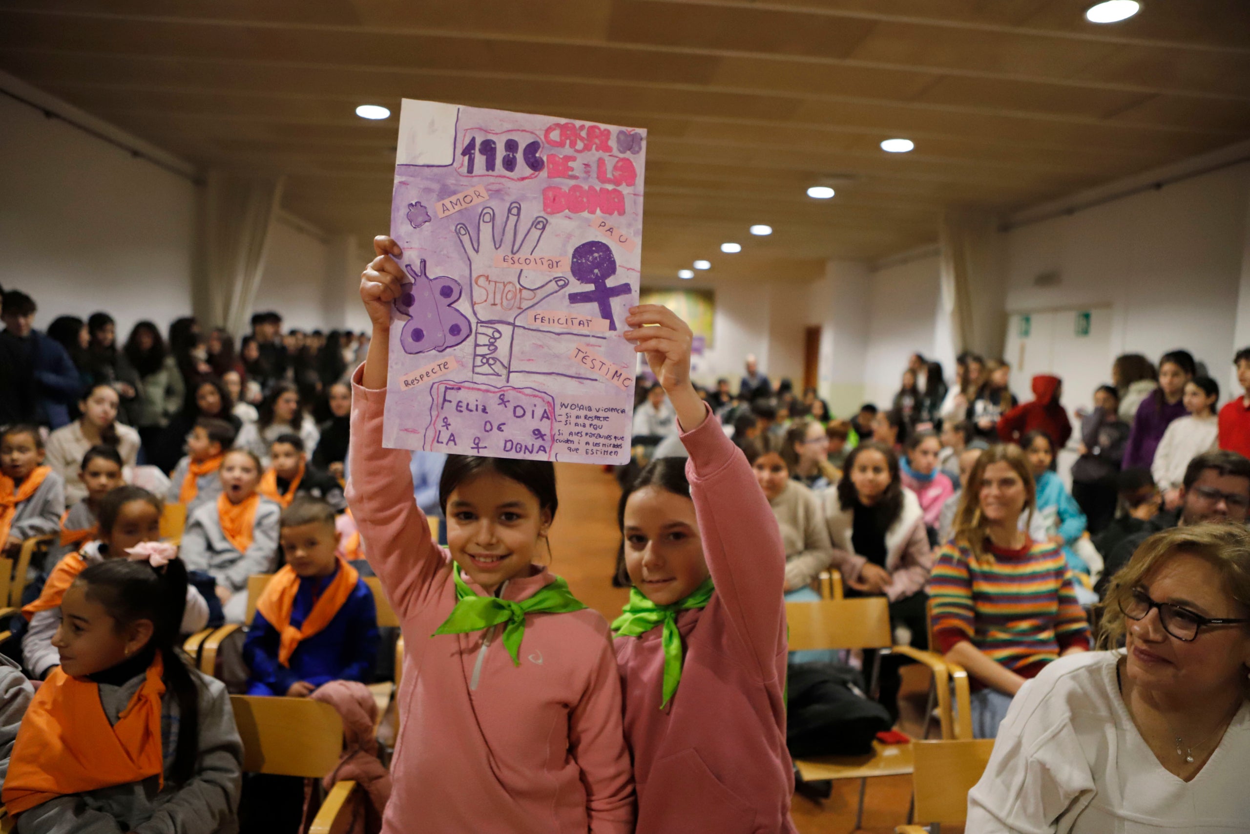 Manuela Heredia i Pilar Arenas, alumnes de 4t de primària de l’Escola Auró, han estat les guanyadores del concurs del Casal de la Dona | Cristóbal Castro