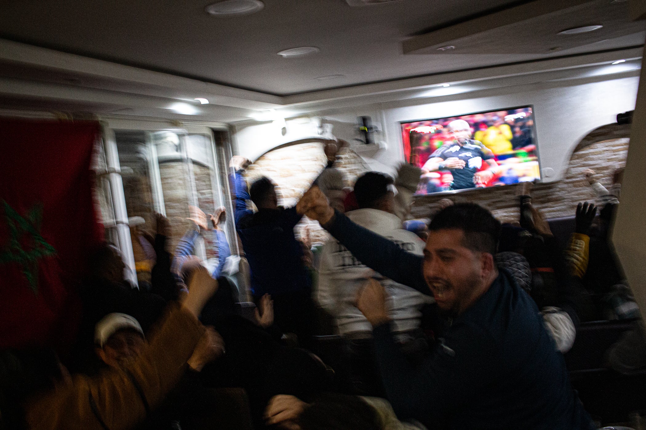 La població marroquina de Terrassa s'ha emportat una bona decepció aquest diumenge després que la seva selecció perdès la final de la Copa Àfrica contra el Senegal. El partit es va decidir a la pròrroga amb un gol de Pape Gueye al minut 94. Aquesta fotogaleria recull imatges de seguidors marroquins a Ca n'Anglada, però també de la comunitat senegalesa d'allà que sí va poder celebrar el triomf | Javi González