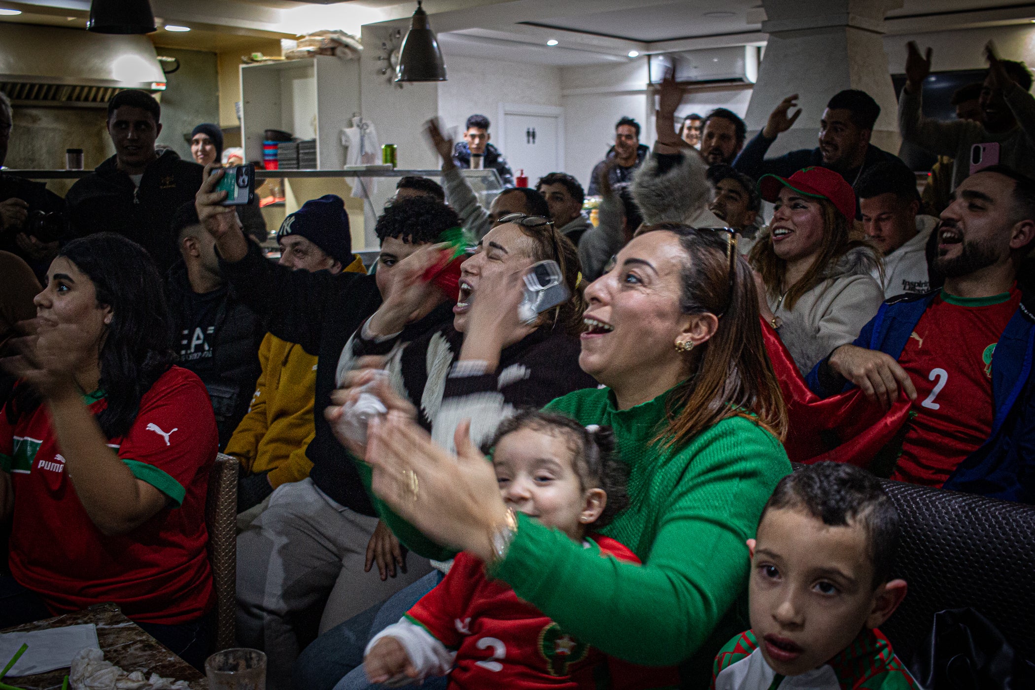 La població marroquina de Terrassa s'ha emportat una bona decepció aquest diumenge després que la seva selecció perdès la final de la Copa Àfrica contra el Senegal. El partit es va decidir a la pròrroga amb un gol de Pape Gueye al minut 94. Aquesta fotogaleria recull imatges de seguidors marroquins a Ca n'Anglada, però també de la comunitat senegalesa d'allà que sí va poder celebrar el triomf | Javi González