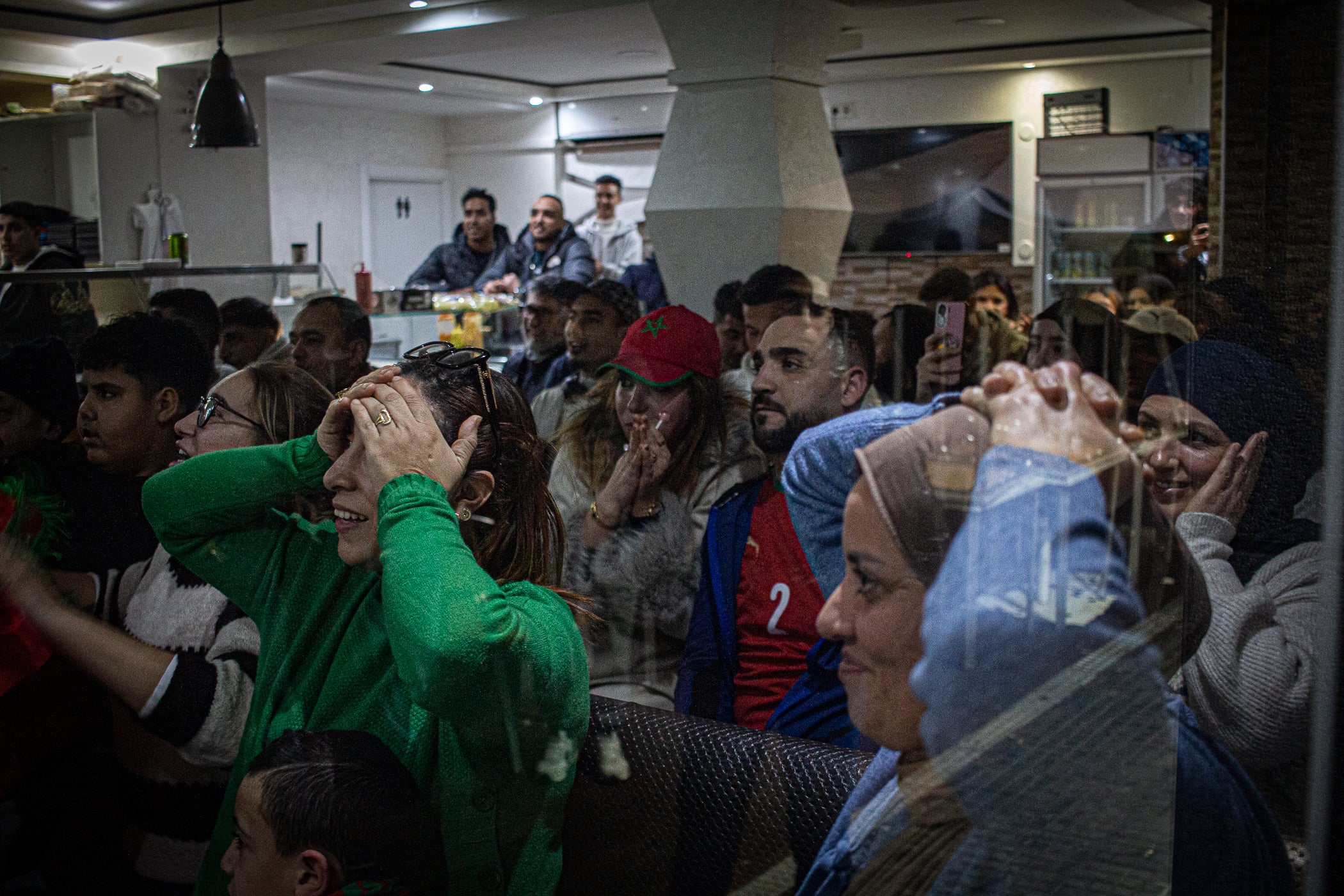 La població marroquina de Terrassa s'ha emportat una bona decepció aquest diumenge després que la seva selecció perdès la final de la Copa Àfrica contra el Senegal. El partit es va decidir a la pròrroga amb un gol de Pape Gueye al minut 94. Aquesta fotogaleria recull imatges de seguidors marroquins a Ca n'Anglada, però també de la comunitat senegalesa d'allà que sí va poder celebrar el triomf | Javi González