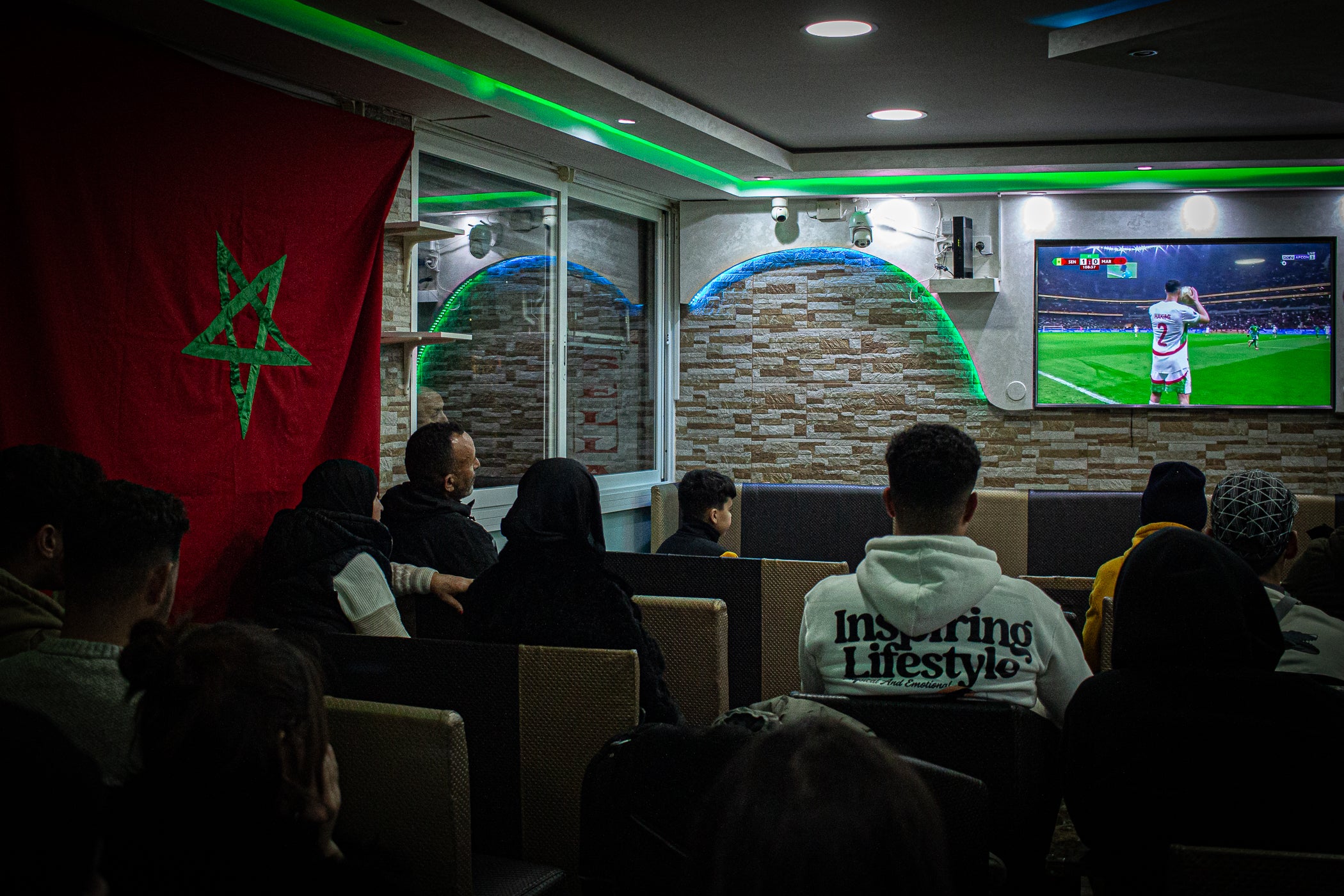 La població marroquina de Terrassa s'ha emportat una bona decepció aquest diumenge després que la seva selecció perdès la final de la Copa Àfrica contra el Senegal. El partit es va decidir a la pròrroga amb un gol de Pape Gueye al minut 94. Aquesta fotogaleria recull imatges de seguidors marroquins a Ca n'Anglada, però també de la comunitat senegalesa d'allà que sí va poder celebrar el triomf | Javi González