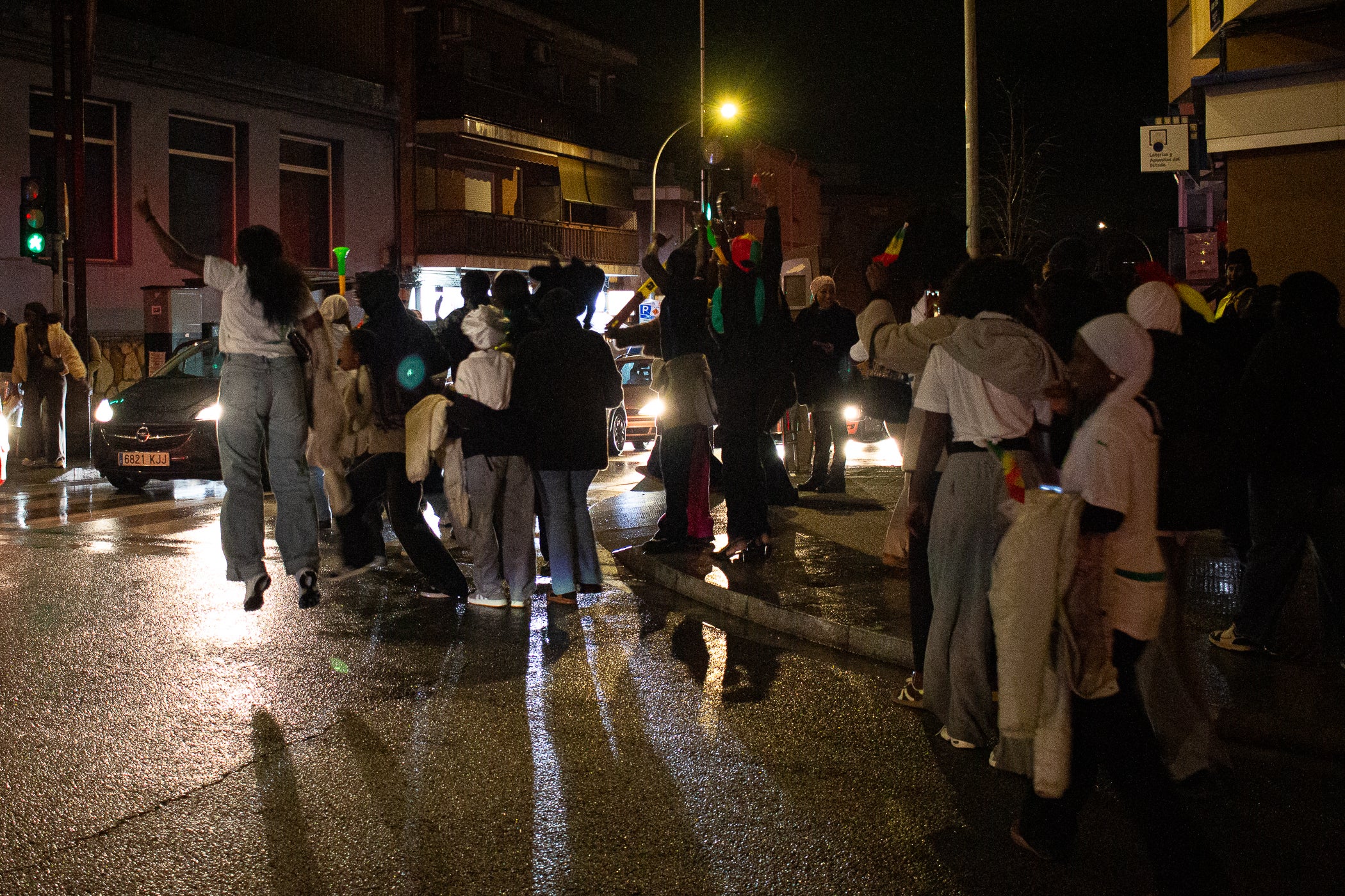 La població marroquina de Terrassa s'ha emportat una bona decepció aquest diumenge després que la seva selecció perdès la final de la Copa Àfrica contra el Senegal. El partit es va decidir a la pròrroga amb un gol de Pape Gueye al minut 94. Aquesta fotogaleria recull imatges de seguidors marroquins a Ca n'Anglada, però també de la comunitat senegalesa d'allà que sí va poder celebrar el triomf | Javi González