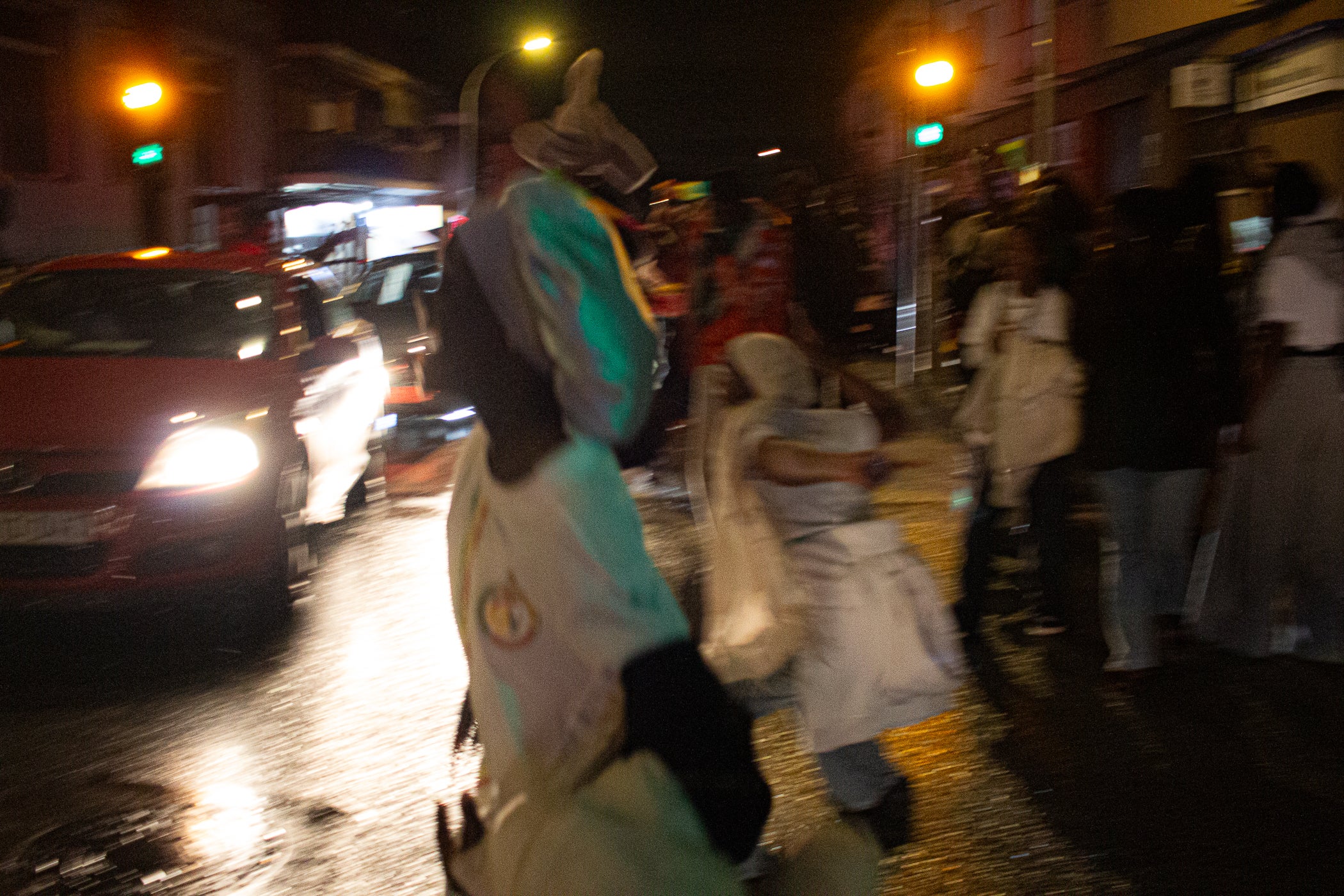 La població marroquina de Terrassa s'ha emportat una bona decepció aquest diumenge després que la seva selecció perdès la final de la Copa Àfrica contra el Senegal. El partit es va decidir a la pròrroga amb un gol de Pape Gueye al minut 94. Aquesta fotogaleria recull imatges de seguidors marroquins a Ca n'Anglada, però també de la comunitat senegalesa d'allà que sí va poder celebrar el triomf | Javi González