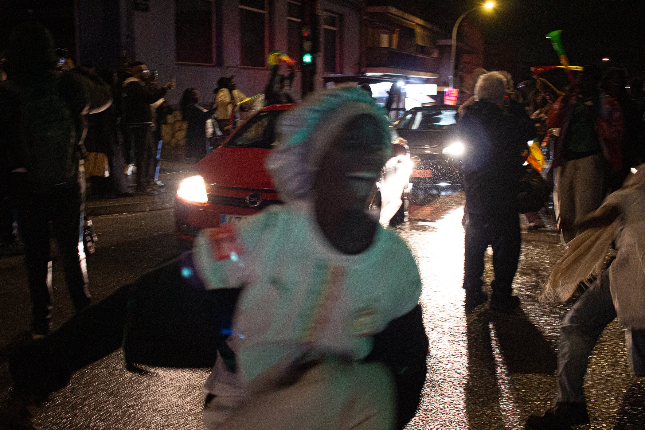 La població marroquina de Terrassa s'ha emportat una bona decepció aquest diumenge després que la seva selecció perdès la final de la Copa Àfrica contra el Senegal. El partit es va decidir a la pròrroga amb un gol de Pape Gueye al minut 94. Aquesta fotogaleria recull imatges de seguidors marroquins a Ca n'Anglada, però també de la comunitat senegalesa d'allà que sí va poder celebrar el triomf | Javi González
