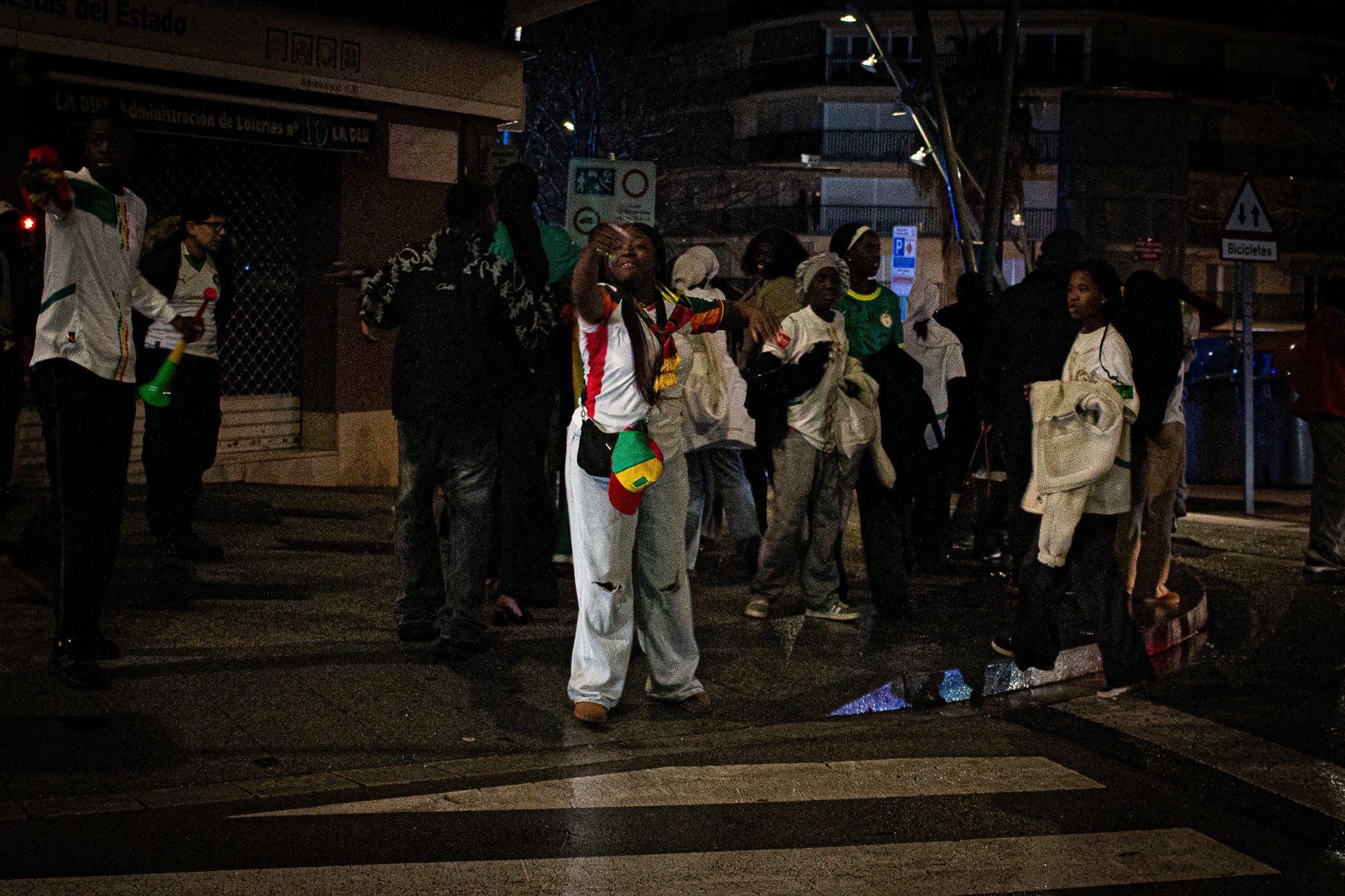 La població marroquina de Terrassa s'ha emportat una bona decepció aquest diumenge després que la seva selecció perdès la final de la Copa Àfrica contra el Senegal. El partit es va decidir a la pròrroga amb un gol de Pape Gueye al minut 94. Aquesta fotogaleria recull imatges de seguidors marroquins a Ca n'Anglada, però també de la comunitat senegalesa d'allà que sí va poder celebrar el triomf | Javi González
