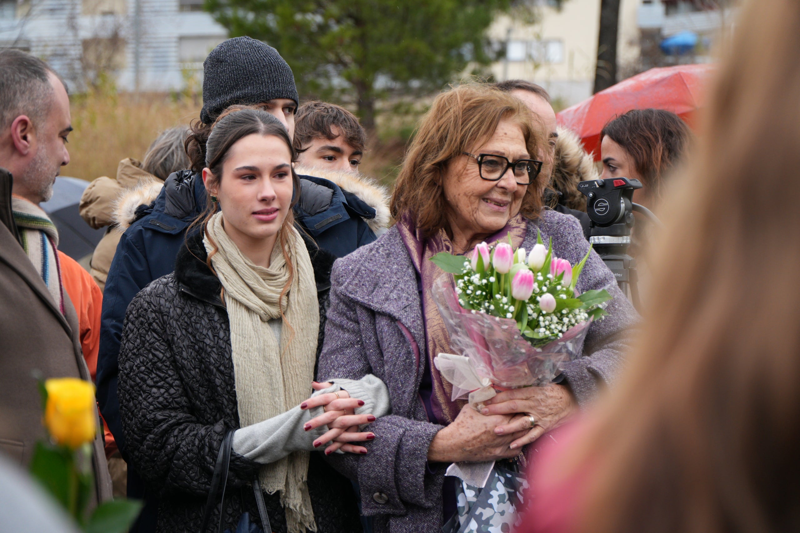 La filla, Laura, i la mare, Antonia, d'Eva Abad en l'ofrena floral als jardins del seu nom al barri de Torre-sana de Terrassa | Jan Romero