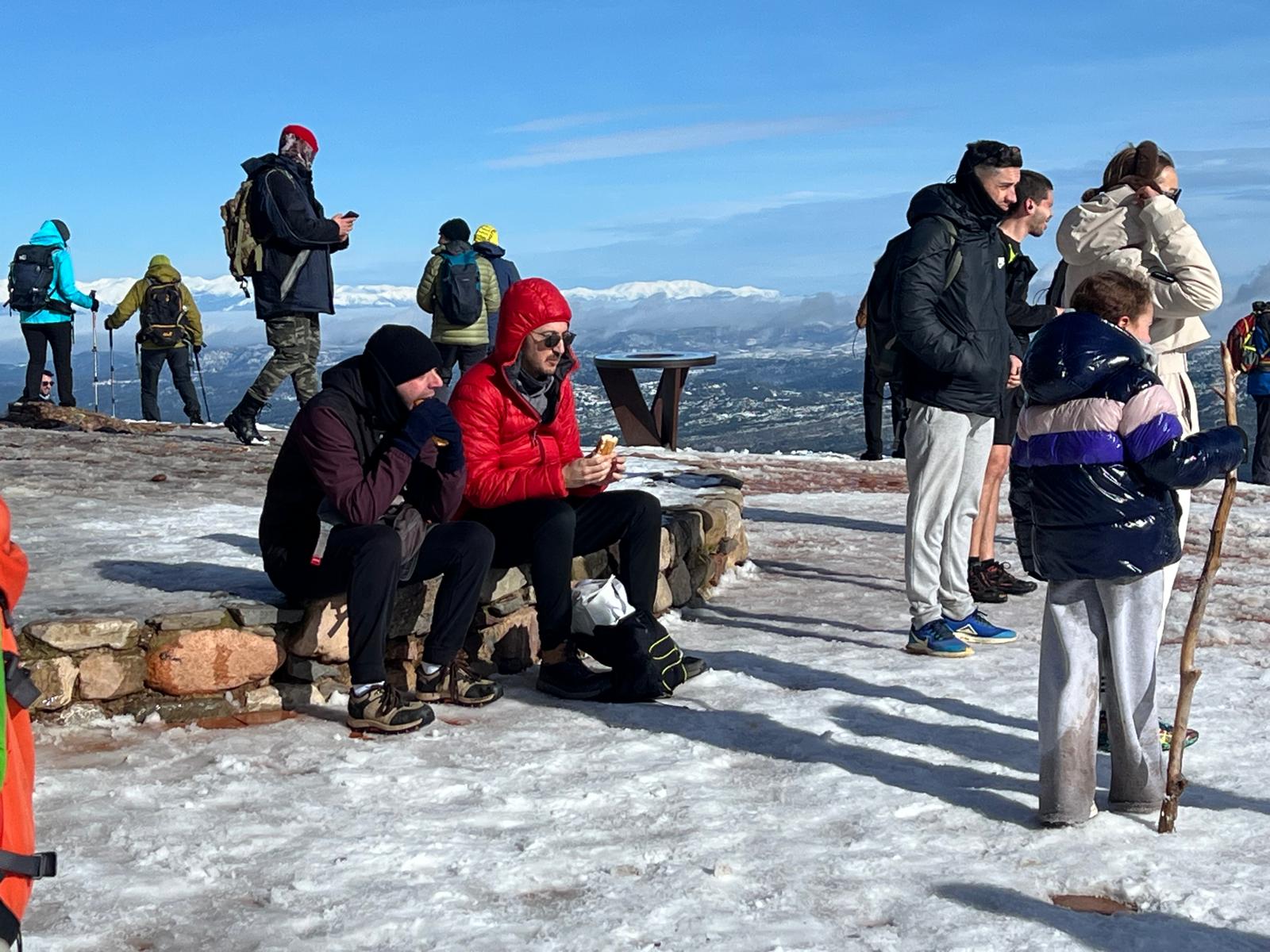 Els excursionistes no s'han volgut perdre l'experiència de pujar al cim de La Mola del Parc Natural de Sant Llorenç del Munt l'endemà d'una gran nevada, la segona d'aquest gener del 2026, aprofitant que el dia és fred però ben assolellat. Ben equipats, a causa precisament de la neu, en els últims trams de l'arribada al monestir s'havia de vigilar de no ensopegar. Però una vegada a dalt, les vistes també nevades de tot l'entorn pagaven la pena | Jordi Roset/Salvador Cot