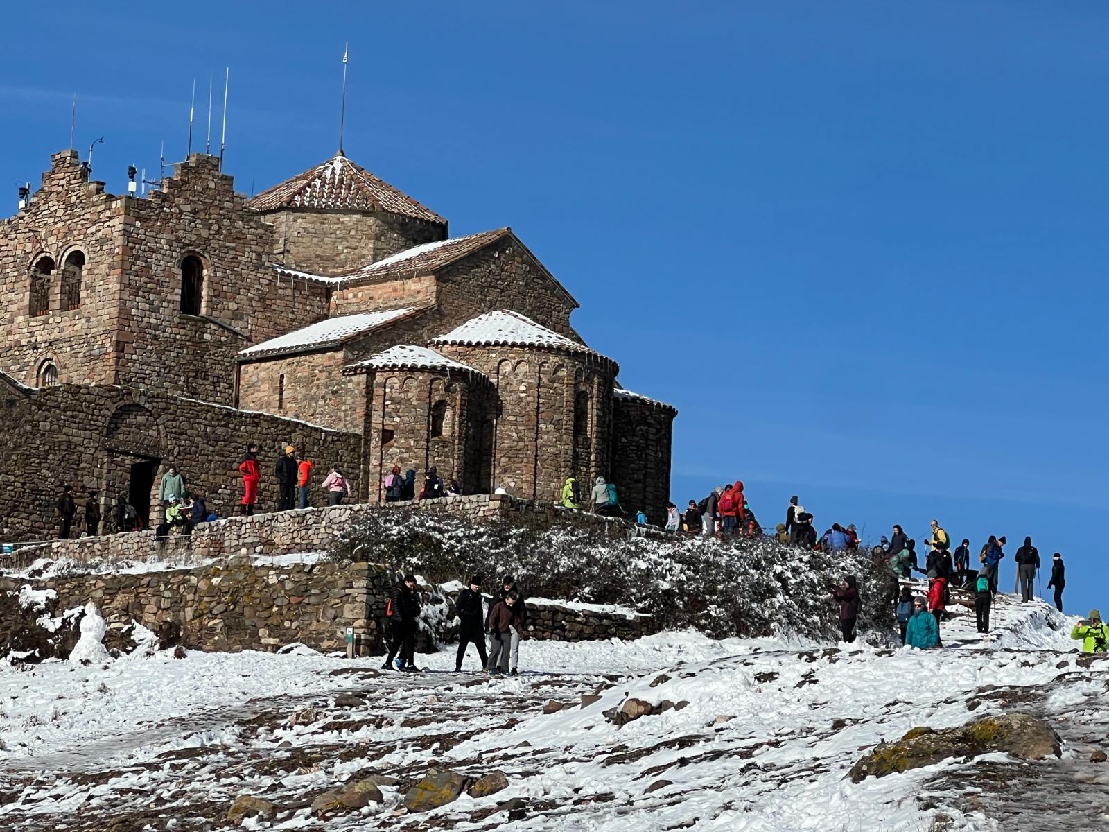 Els excursionistes no s'han volgut perdre l'experiència de pujar al cim de La Mola del Parc Natural de Sant Llorenç del Munt l'endemà d'una gran nevada, la segona d'aquest gener del 2026, aprofitant que el dia és fred però ben assolellat. Ben equipats, a causa precisament de la neu, en els últims trams de l'arribada al monestir s'havia de vigilar de no ensopegar. Però una vegada a dalt, les vistes també nevades de tot l'entorn pagaven la pena | Jordi Roset/Salvador Cot