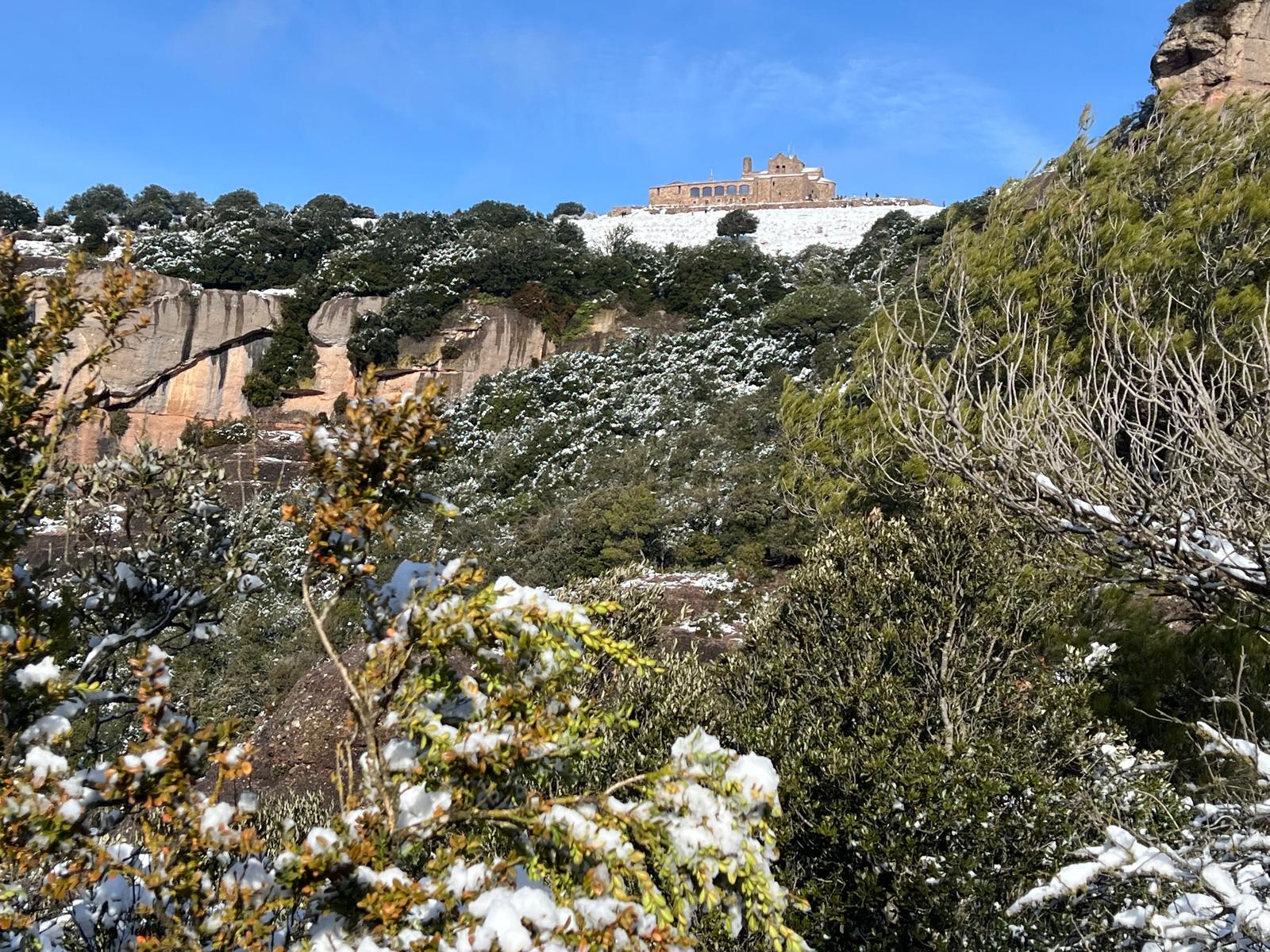 Els excursionistes no s'han volgut perdre l'experiència de pujar al cim de La Mola del Parc Natural de Sant Llorenç del Munt l'endemà d'una gran nevada, la segona d'aquest gener del 2026, aprofitant que el dia és fred però ben assolellat. Ben equipats, a causa precisament de la neu, en els últims trams de l'arribada al monestir s'havia de vigilar de no ensopegar. Però una vegada a dalt, les vistes també nevades de tot l'entorn pagaven la pena | Jordi Roset/Salvador Cot