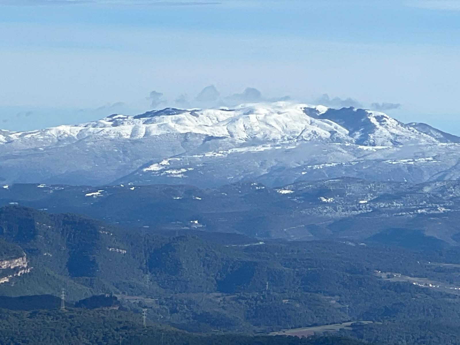Els excursionistes no s'han volgut perdre l'experiència de pujar al cim de La Mola del Parc Natural de Sant Llorenç del Munt l'endemà d'una gran nevada, la segona d'aquest gener del 2026, aprofitant que el dia és fred però ben assolellat. Ben equipats, a causa precisament de la neu, en els últims trams de l'arribada al monestir s'havia de vigilar de no ensopegar. Però una vegada a dalt, les vistes també nevades de tot l'entorn pagaven la pena | Jordi Roset/Salvador Cot