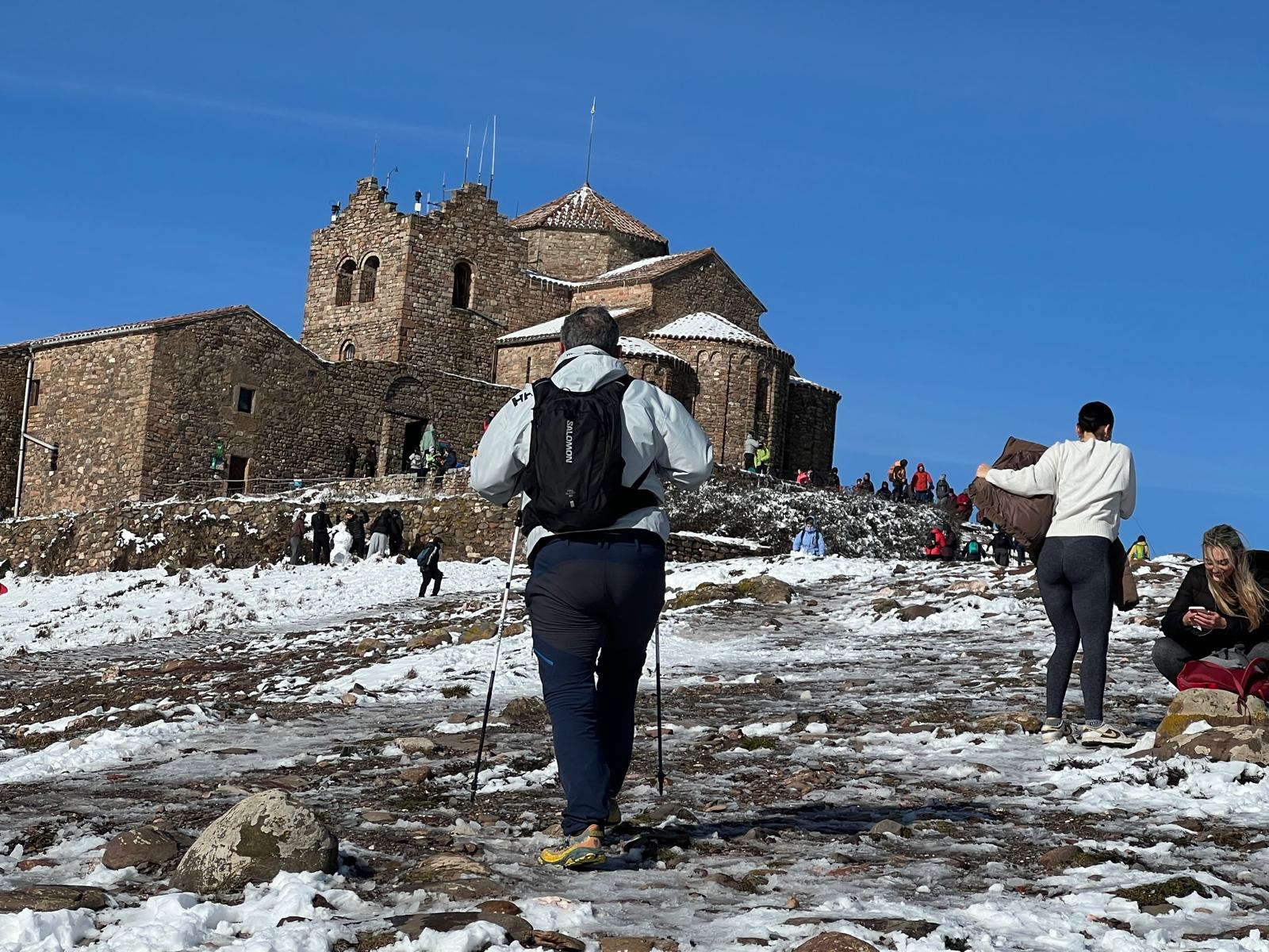 Els excursionistes no s'han volgut perdre l'experiència de pujar al cim de La Mola del Parc Natural de Sant Llorenç del Munt l'endemà d'una gran nevada, la segona d'aquest gener del 2026, aprofitant que el dia és fred però ben assolellat. Ben equipats, a causa precisament de la neu, en els últims trams de l'arribada al monestir s'havia de vigilar de no ensopegar. Però una vegada a dalt, les vistes també nevades de tot l'entorn pagaven la pena | Jordi Roset/Salvador Cot