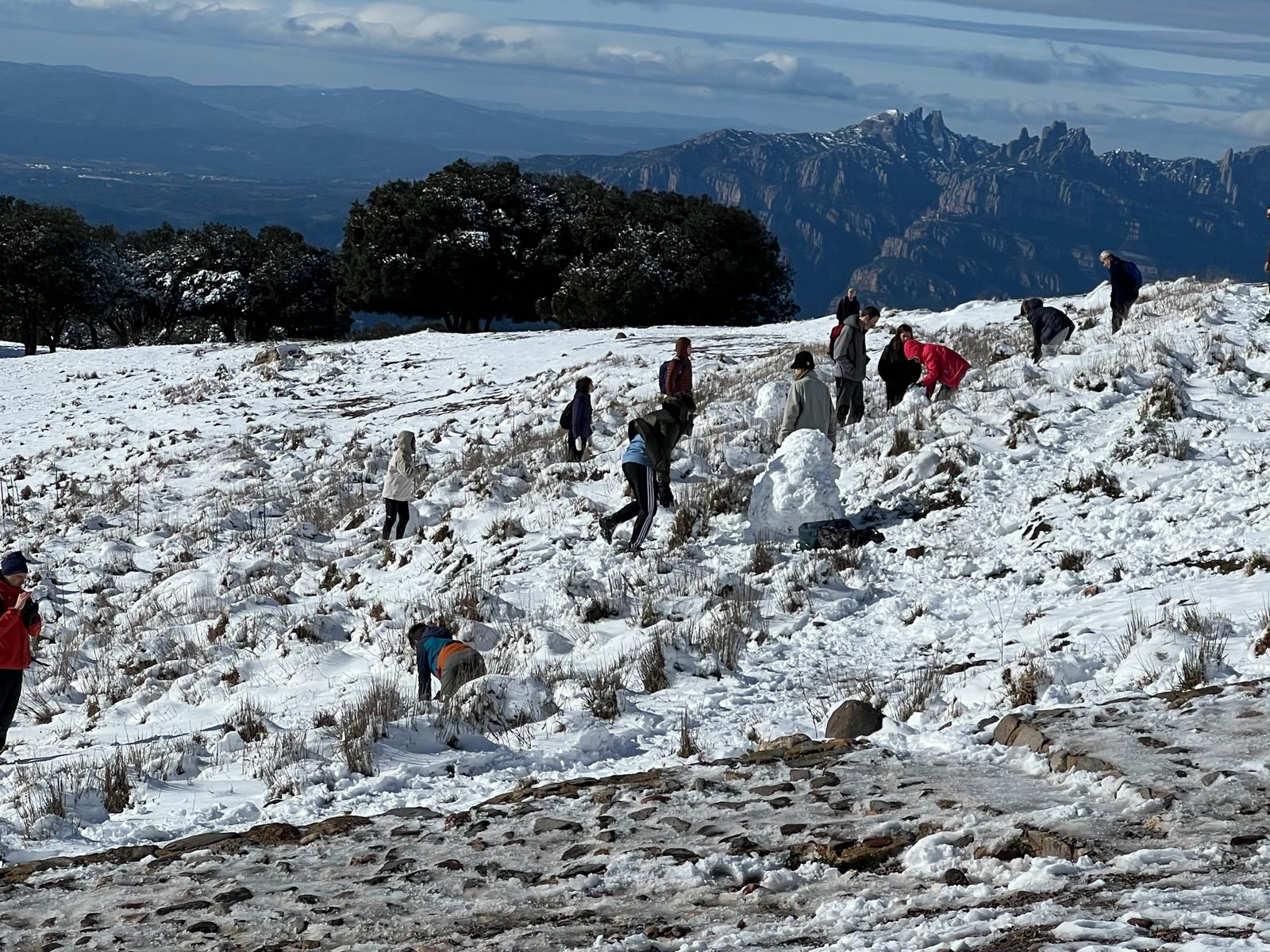 Els excursionistes no s'han volgut perdre l'experiència de pujar al cim de La Mola del Parc Natural de Sant Llorenç del Munt l'endemà d'una gran nevada, la segona d'aquest gener del 2026, aprofitant que el dia és fred però ben assolellat. Ben equipats, a causa precisament de la neu, en els últims trams de l'arribada al monestir s'havia de vigilar de no ensopegar. Però una vegada a dalt, les vistes també nevades de tot l'entorn pagaven la pena | Jordi Roset/Salvador Cot