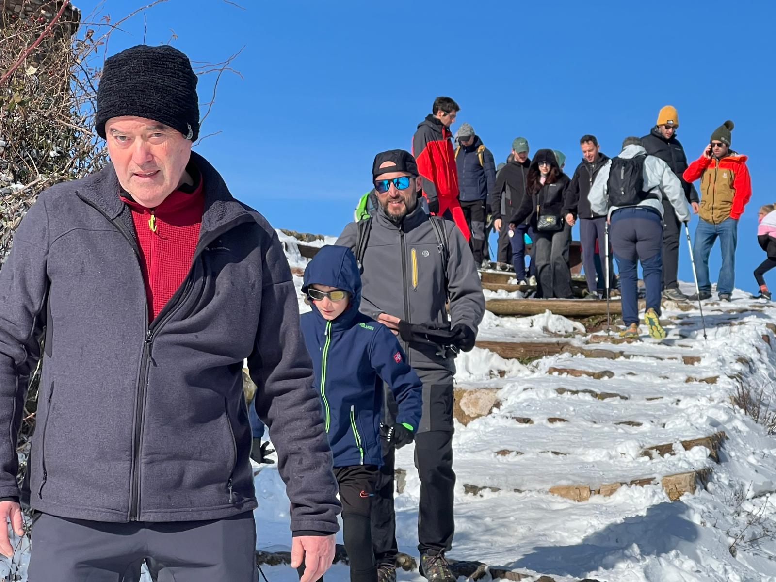 Els excursionistes no s'han volgut perdre l'experiència de pujar al cim de La Mola del Parc Natural de Sant Llorenç del Munt l'endemà d'una gran nevada, la segona d'aquest gener del 2026, aprofitant que el dia és fred però ben assolellat. Ben equipats, a causa precisament de la neu, en els últims trams de l'arribada al monestir s'havia de vigilar de no ensopegar. Però una vegada a dalt, les vistes també nevades de tot l'entorn pagaven la pena | Jordi Roset/Salvador Cot