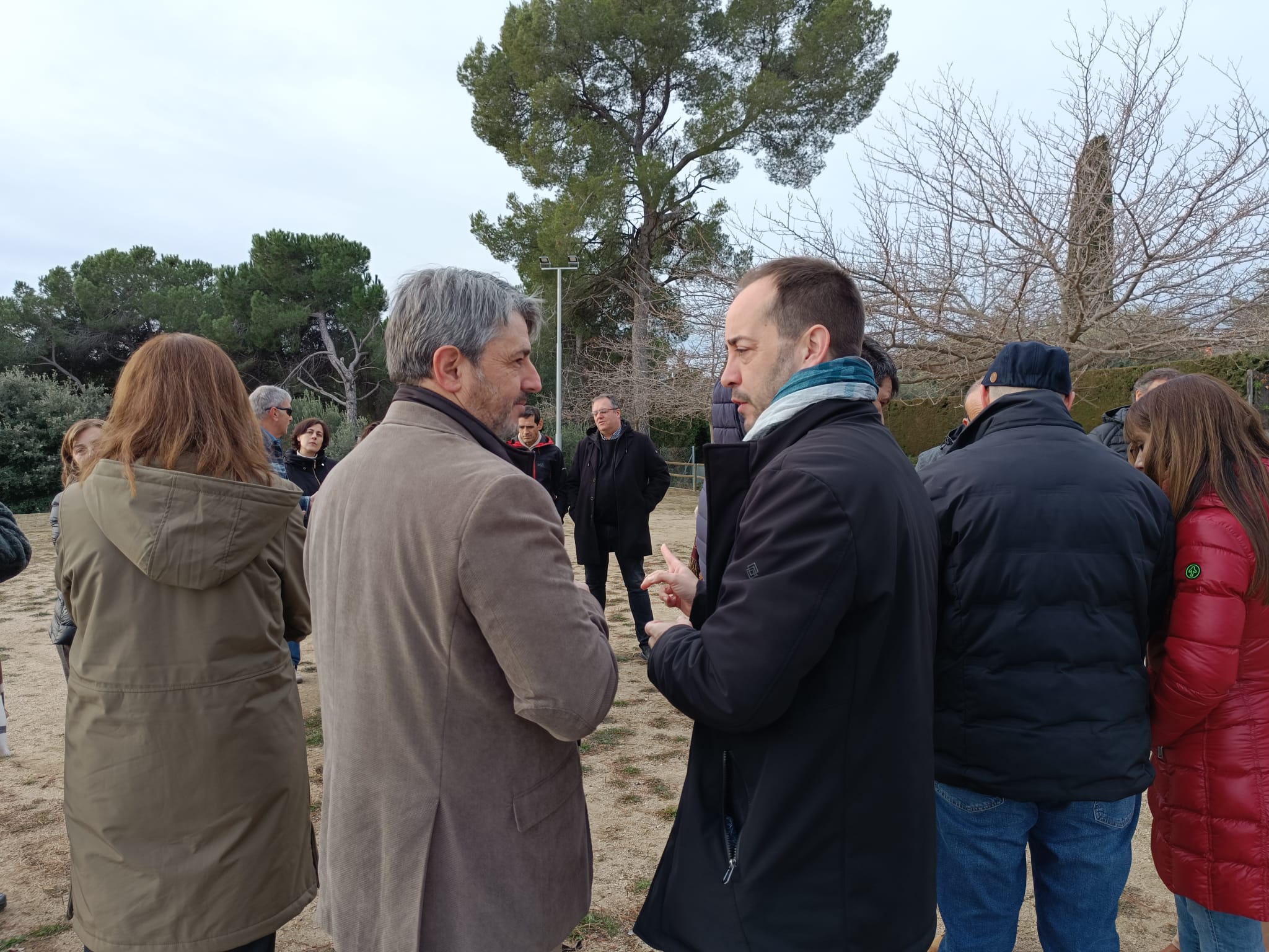 L'alcalde de Matadepera, Albert Montagut, i el tinent d'alcalde de Territori de Terrassa, Xavier Cardona, en la reunió a La Font de l'Espardenyera | Ajuntament de Terrassa