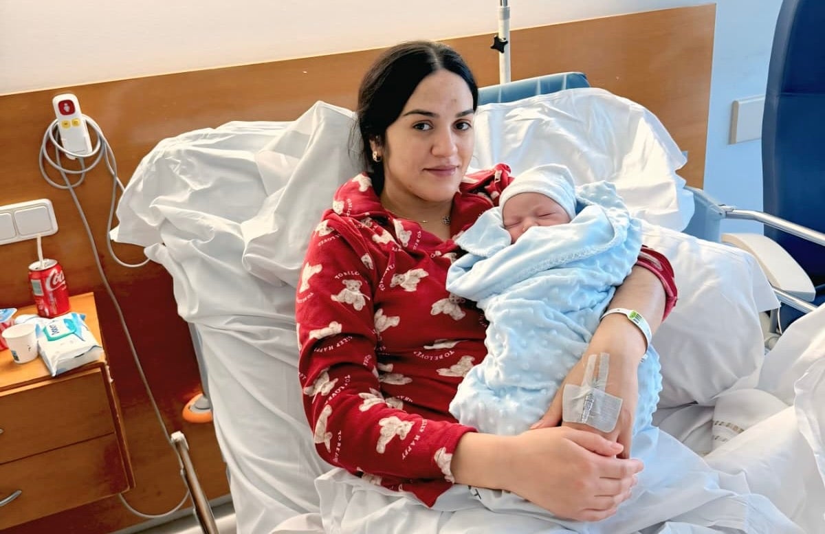 L'Anas Mejdoubi, el primer terrassenc del 2026, amb la seva mare Hajar a l'Hospital Universitari MútuaTerrassa | HUMT