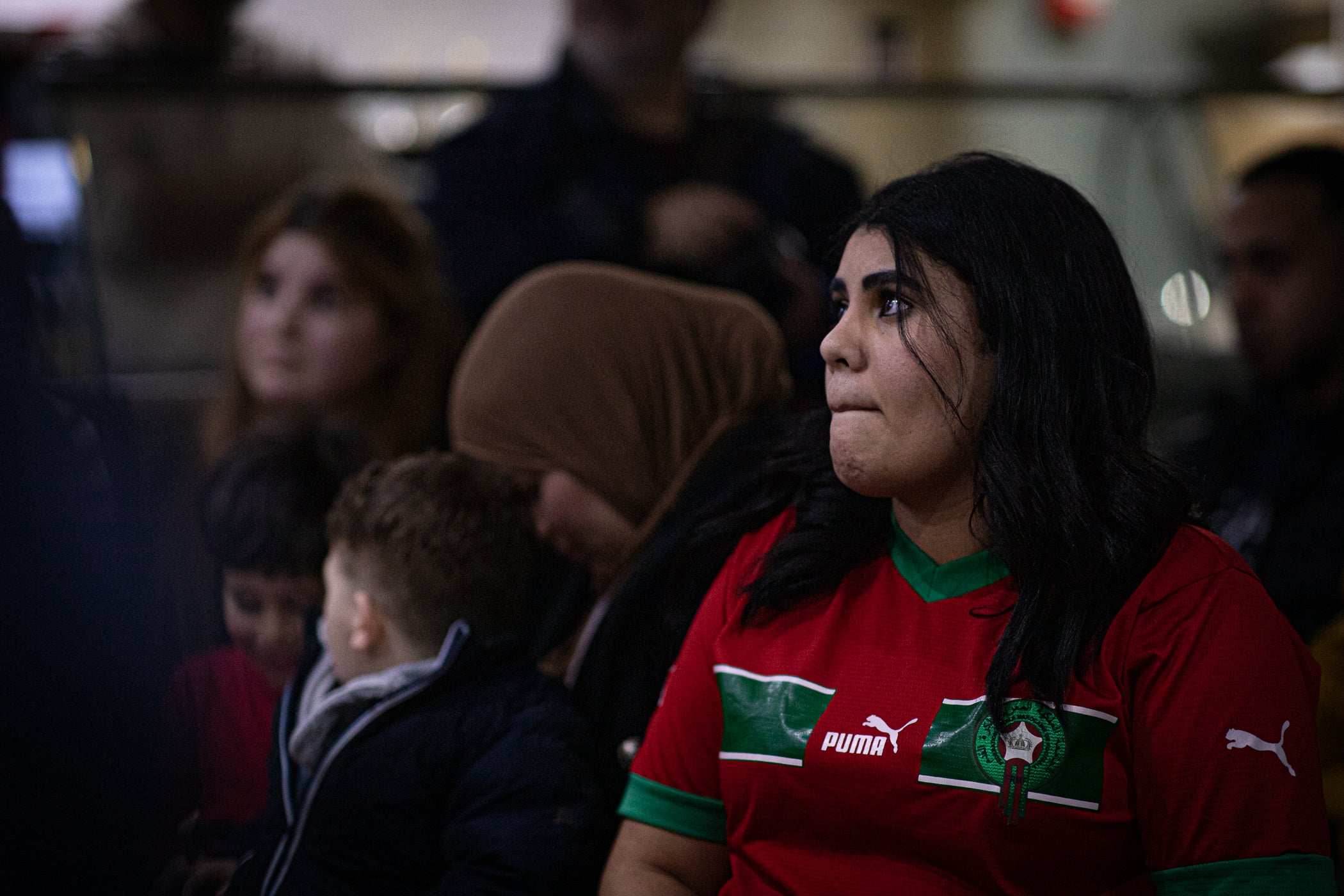 La població marroquina de Terrassa s'ha emportat una bona decepció aquest diumenge després que la seva selecció perdès la final de la Copa Àfrica contra el Senegal. El partit es va decidir a la pròrroga amb un gol de Pape Gueye al minut 94. Aquesta fotogaleria recull imatges de seguidors marroquins a Ca n'Anglada, però també de la comunitat senegalesa d'allà que sí va poder celebrar el triomf | Javi González