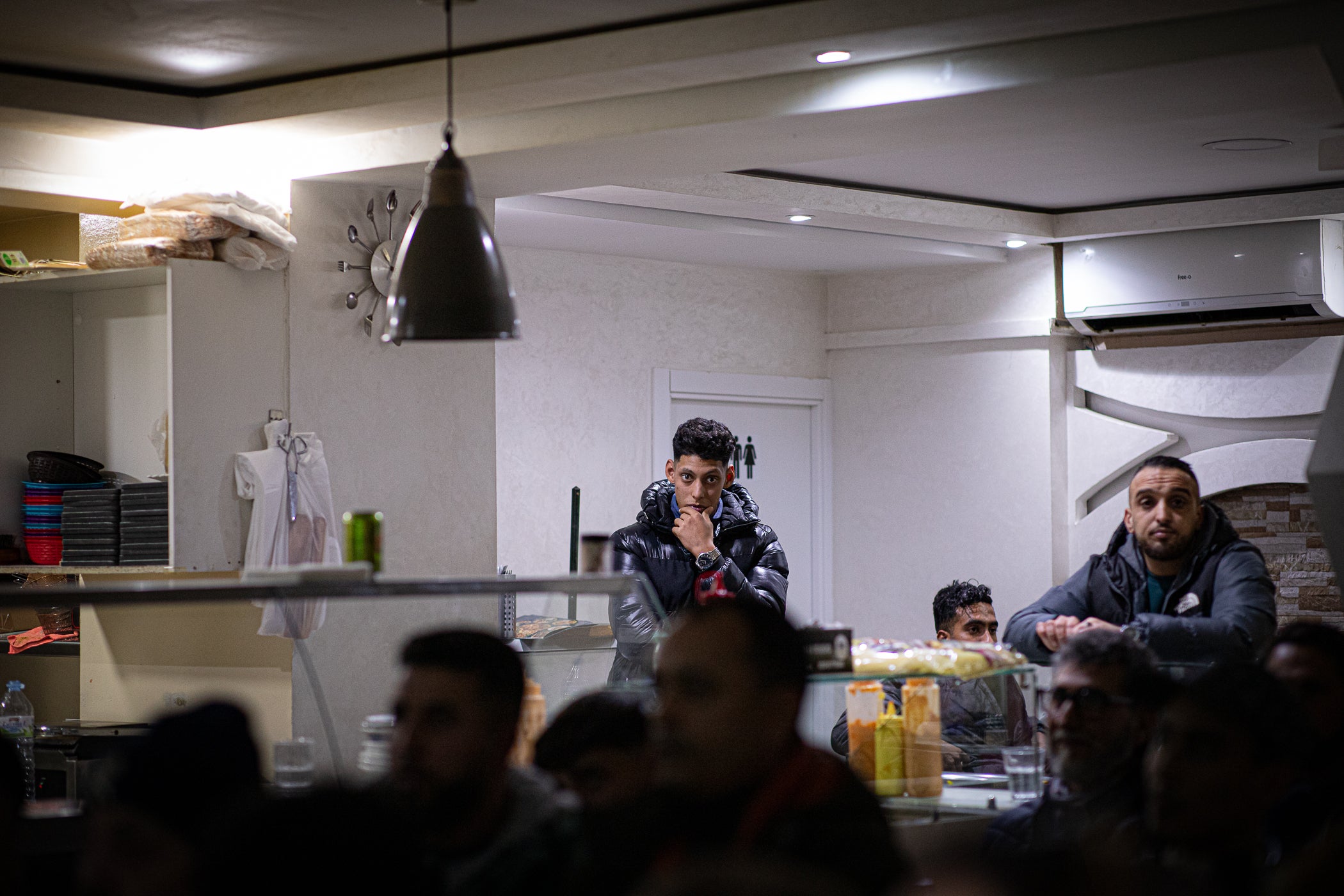 La població marroquina de Terrassa s'ha emportat una bona decepció aquest diumenge després que la seva selecció perdès la final de la Copa Àfrica contra el Senegal. El partit es va decidir a la pròrroga amb un gol de Pape Gueye al minut 94. Aquesta fotogaleria recull imatges de seguidors marroquins a Ca n'Anglada, però també de la comunitat senegalesa d'allà que sí va poder celebrar el triomf | Javi González