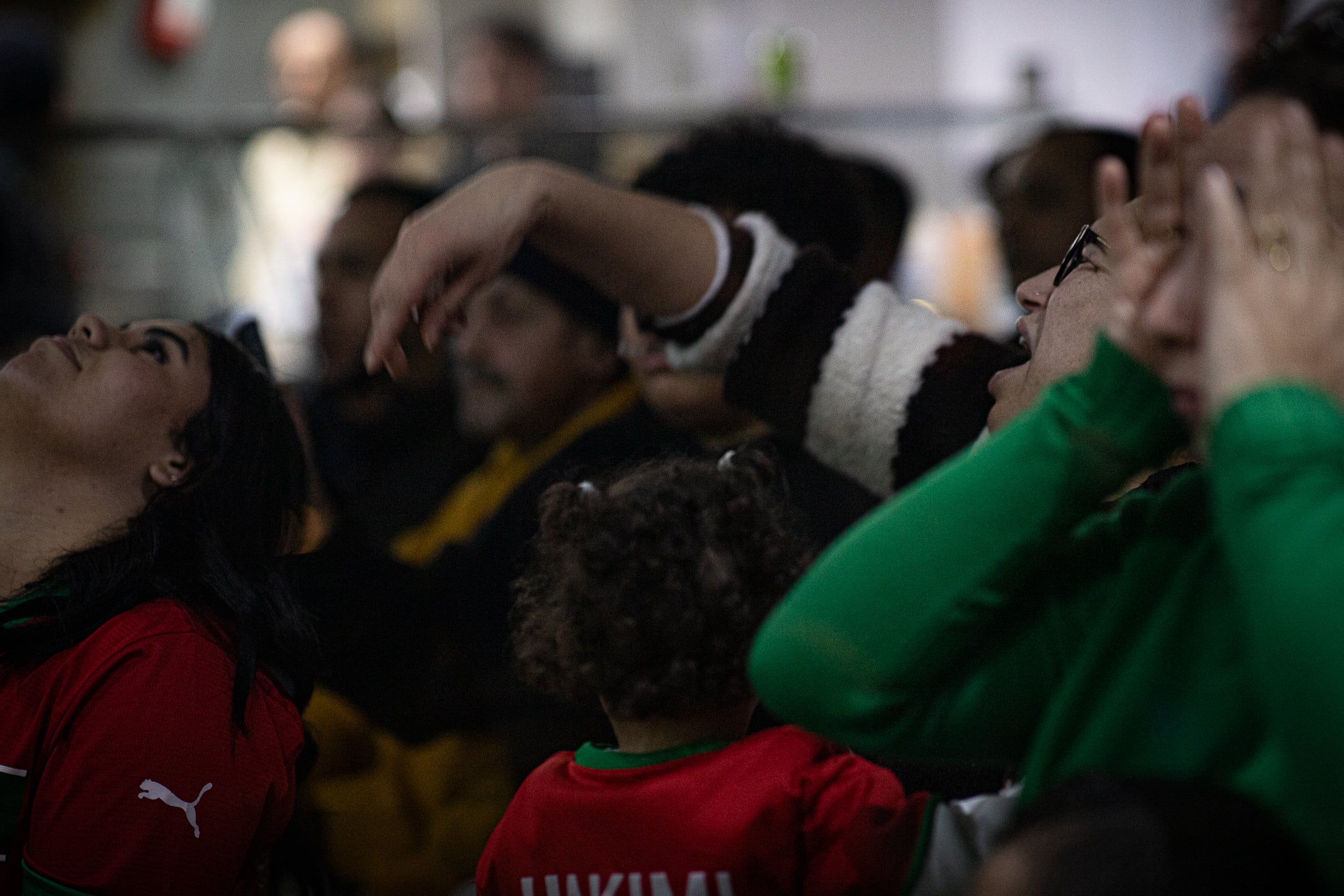 La població marroquina de Terrassa s'ha emportat una bona decepció aquest diumenge després que la seva selecció perdès la final de la Copa Àfrica contra el Senegal. El partit es va decidir a la pròrroga amb un gol de Pape Gueye al minut 94. Aquesta fotogaleria recull imatges de seguidors marroquins a Ca n'Anglada, però també de la comunitat senegalesa d'allà que sí va poder celebrar el triomf | Javi González